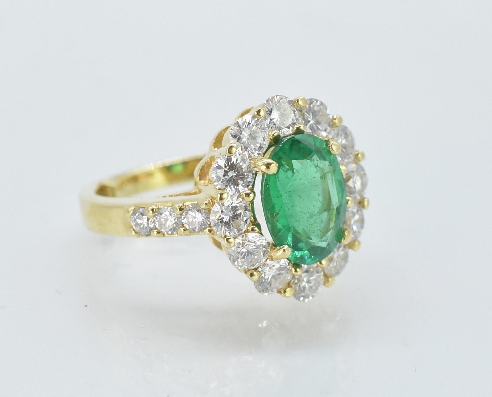 18k Oval Emerald and Diamond Ring In Good Condition For Sale In Toledo, OH