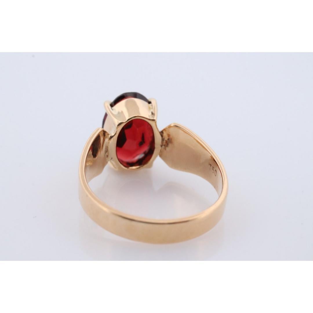 Anillo de granate facetado ovalado de 18k. Anillo solitario de granate talla oval de 18k.Rodolita grande en Bueno estado para la venta en Port Charlotte, FL