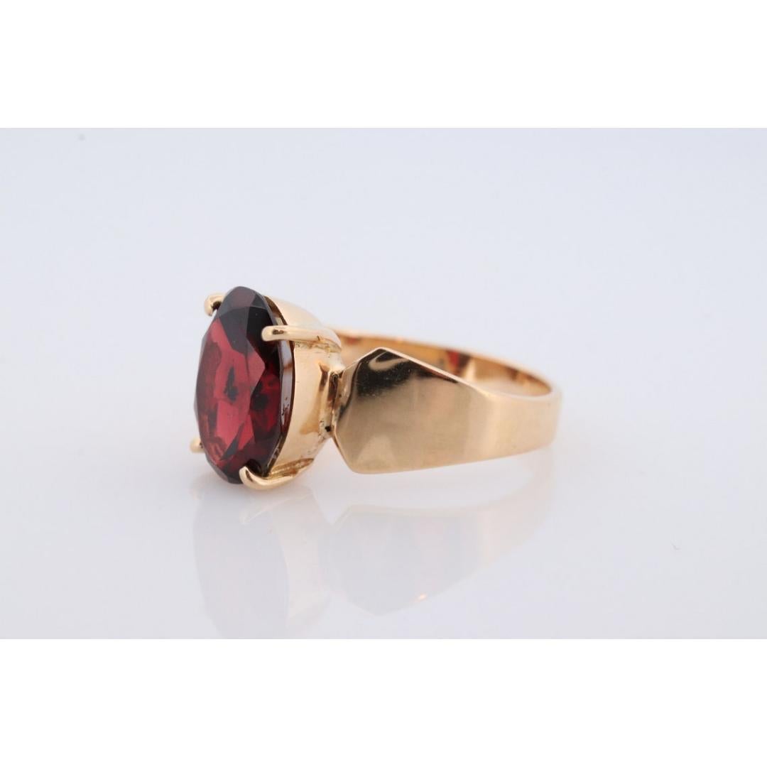 Anillo de granate facetado ovalado de 18k. Anillo solitario de granate talla oval de 18k.Rodolita grande en venta 1