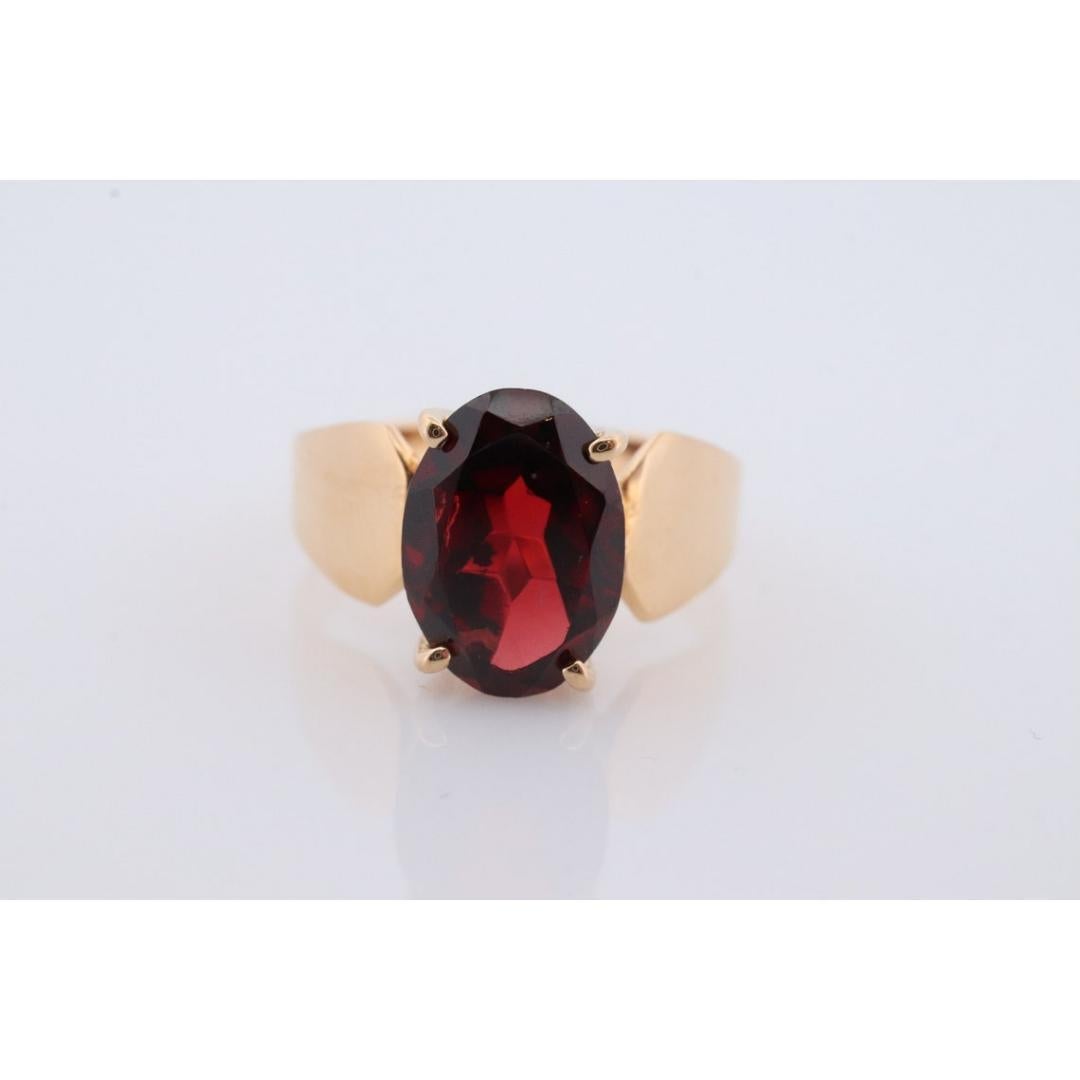 Anillo de granate facetado ovalado de 18k. Anillo solitario de granate talla oval de 18k.Rodolita grande en venta 2