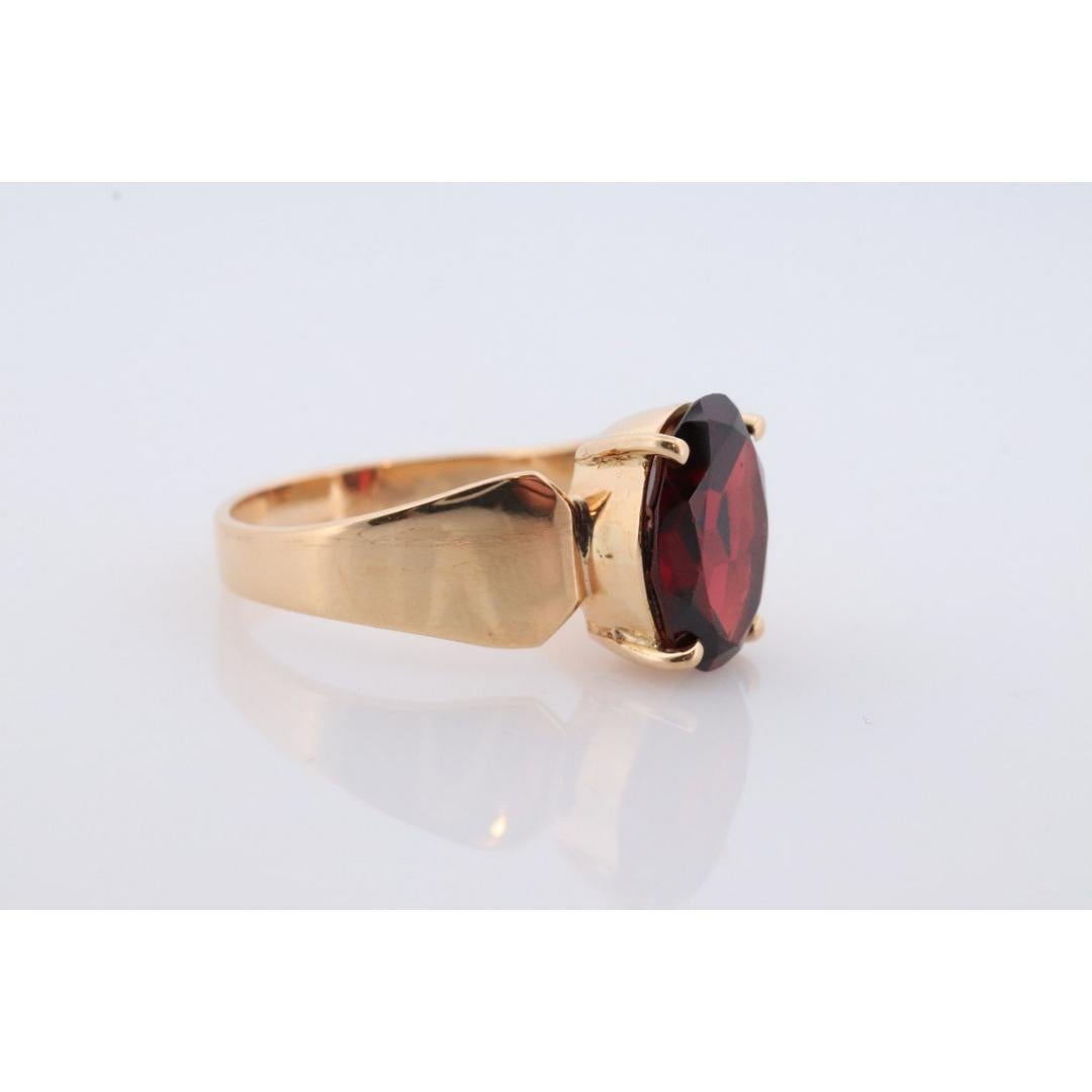 Anillo de granate facetado ovalado de 18k. Anillo solitario de granate talla oval de 18k.Rodolita grande en venta 3