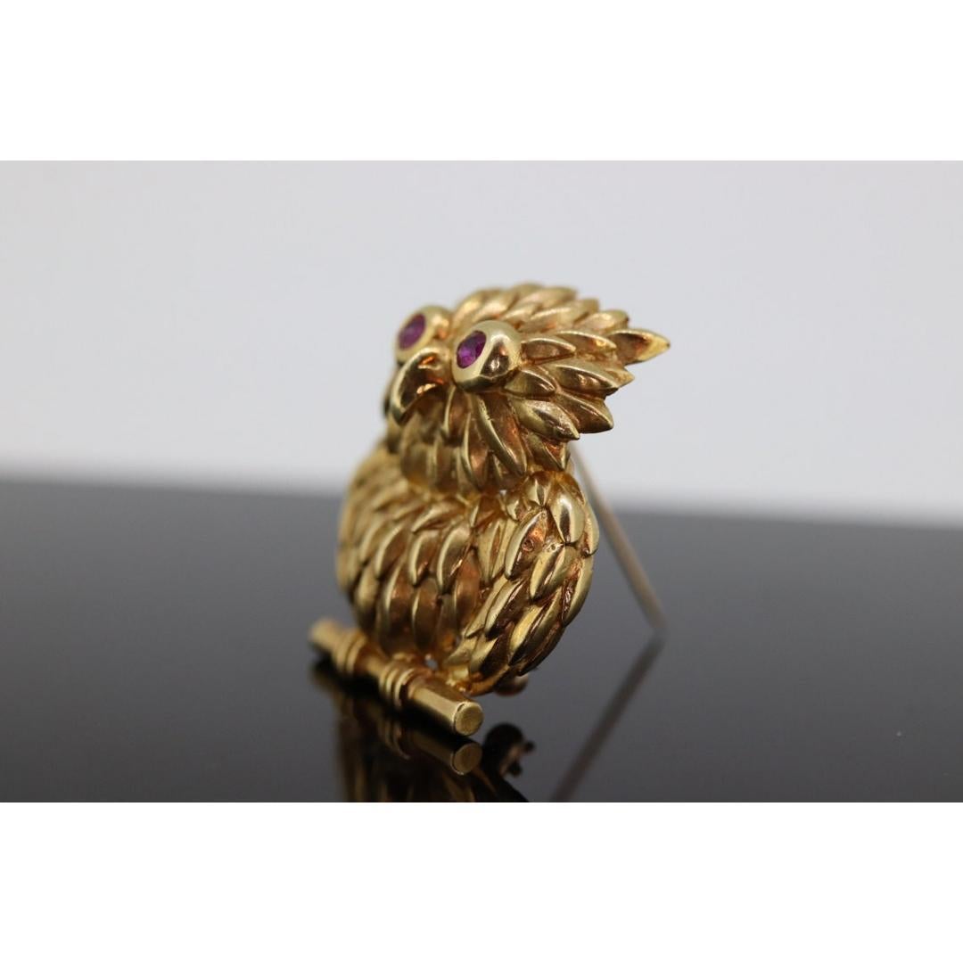 18k Owl Brooch. 3D Wise OWL with Ruby Eyes Brooch. 18k Yellow Gold Owl Pendant For Sale 3