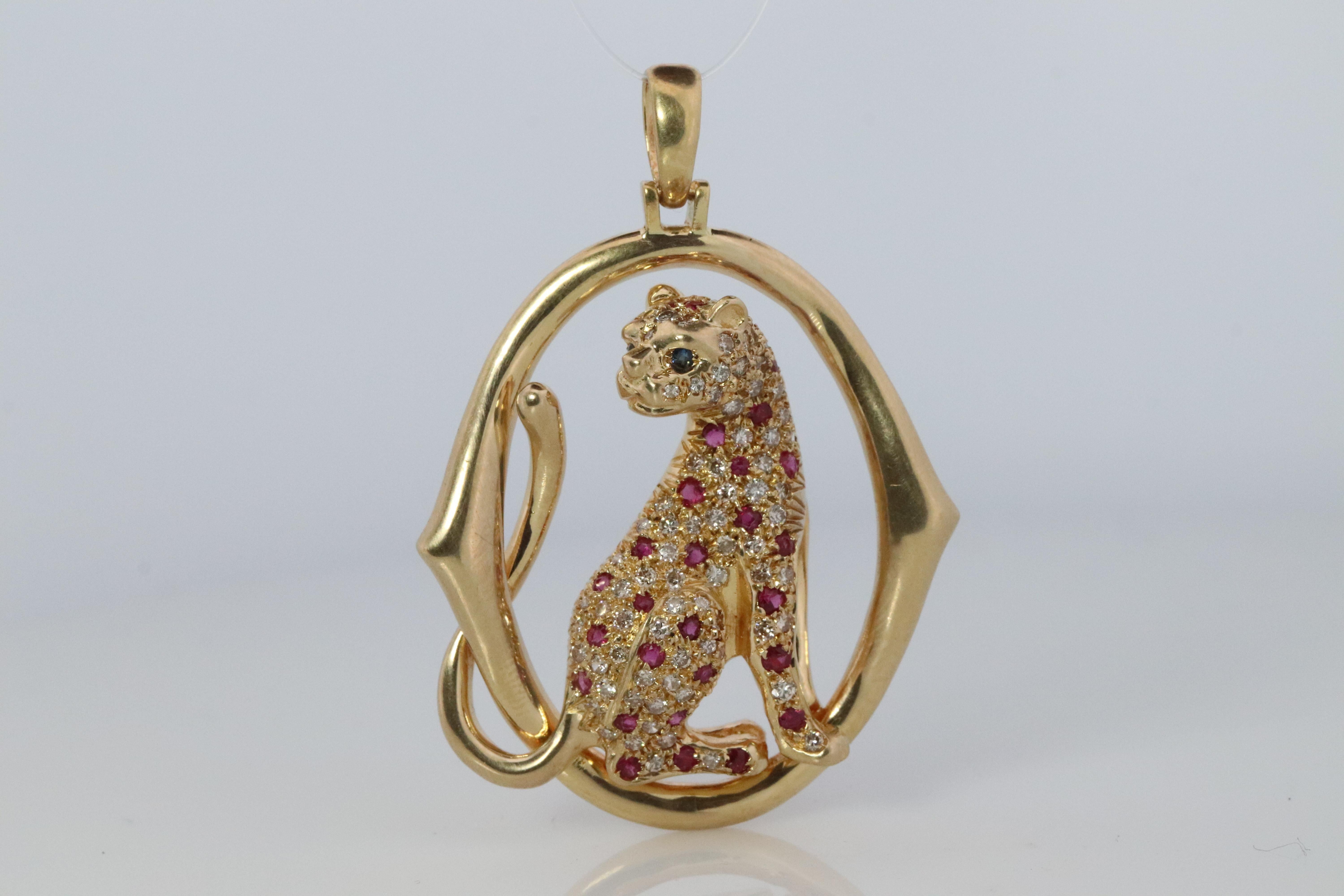 18 Karat Panther Leopard Jaguar Cheetah Rubin Anhänger. Verzierte Rubine und Diamanten. (Moderne) im Angebot