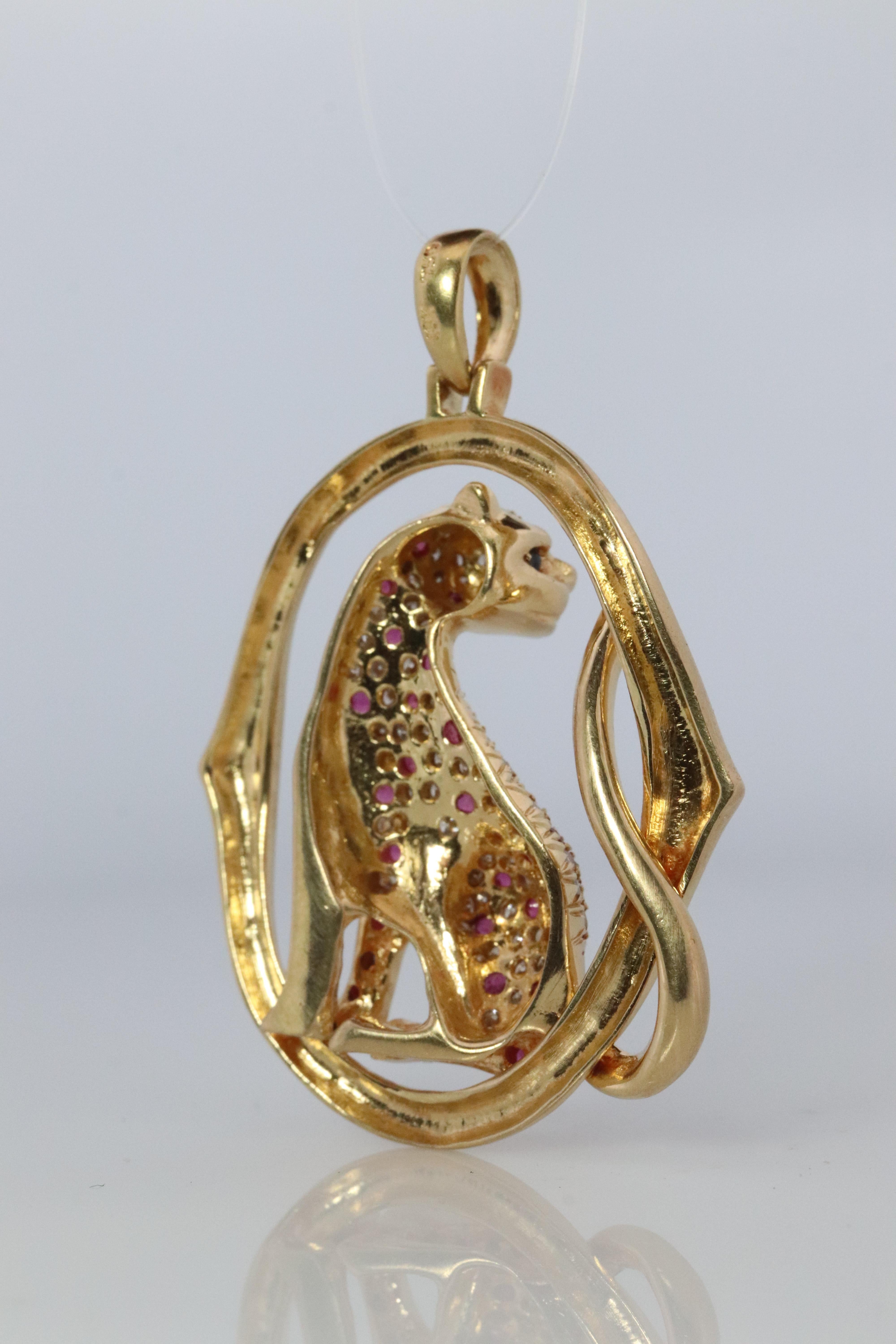 18 Karat Panther Leopard Jaguar Cheetah Rubin Anhänger. Verzierte Rubine und Diamanten. (Rundschliff) im Angebot
