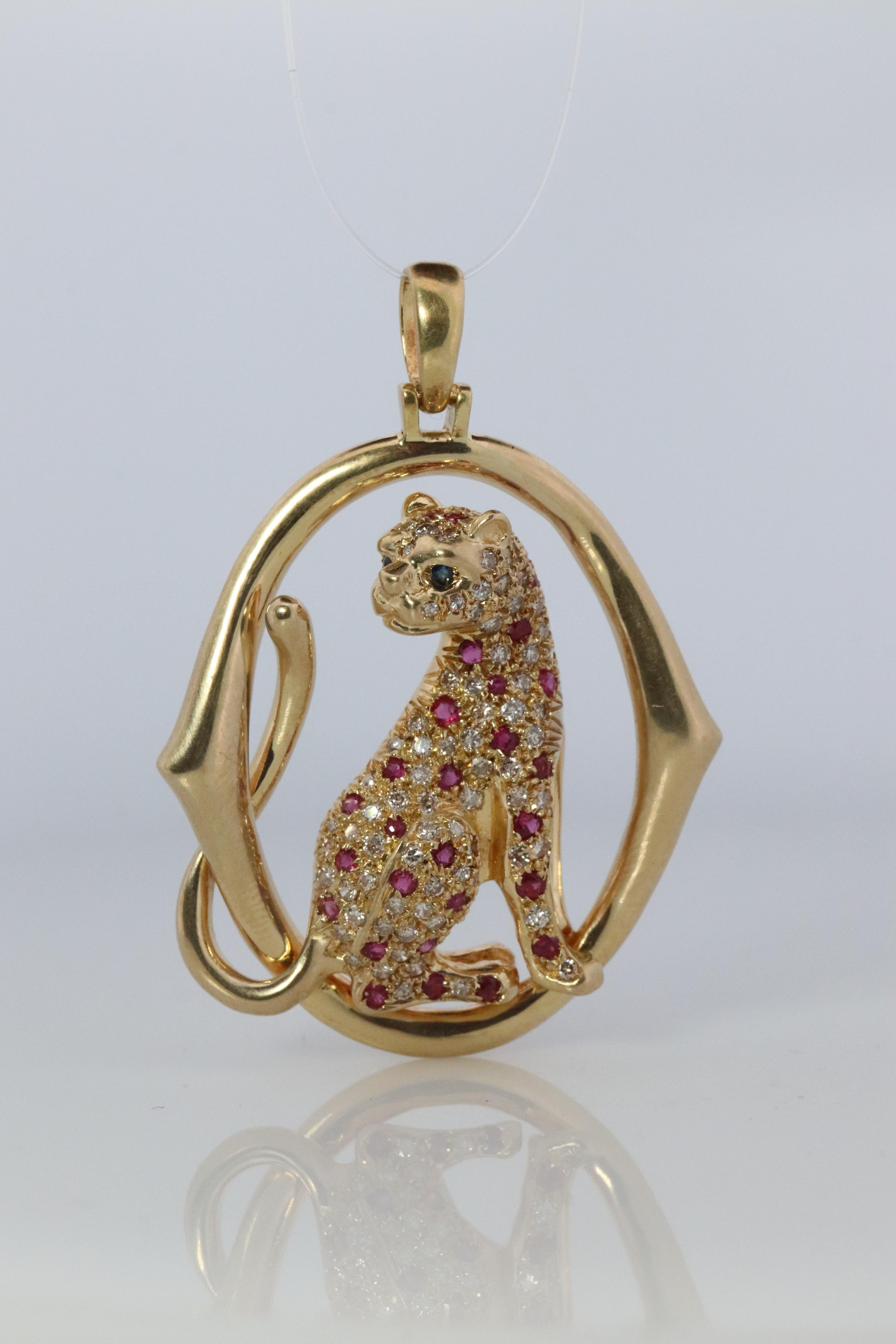 18 Karat Panther Leopard Jaguar Cheetah Rubin Anhänger. Verzierte Rubine und Diamanten. Damen im Angebot