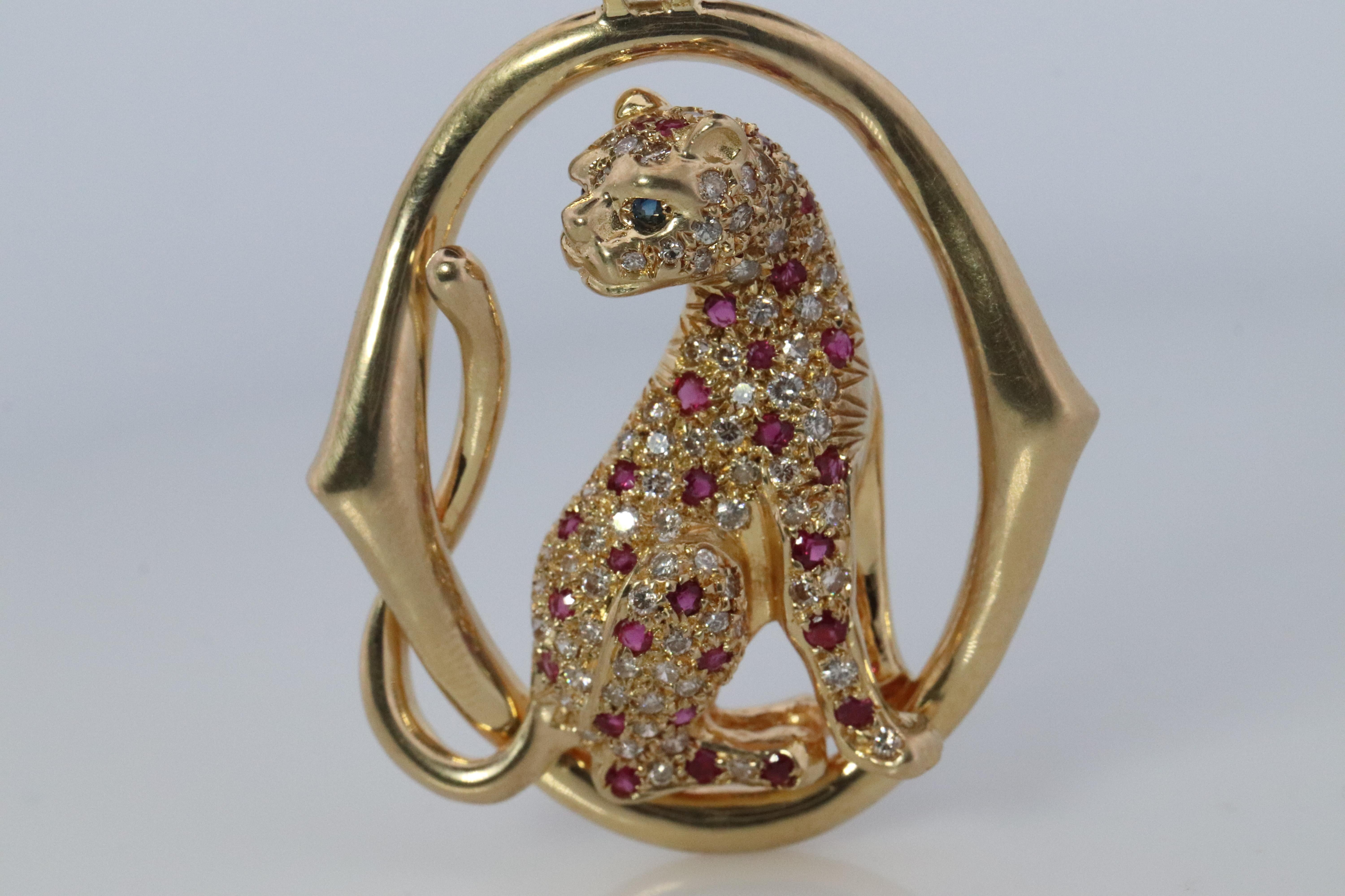 18 Karat Panther Leopard Jaguar Cheetah Rubin Anhänger. Verzierte Rubine und Diamanten. im Angebot 1