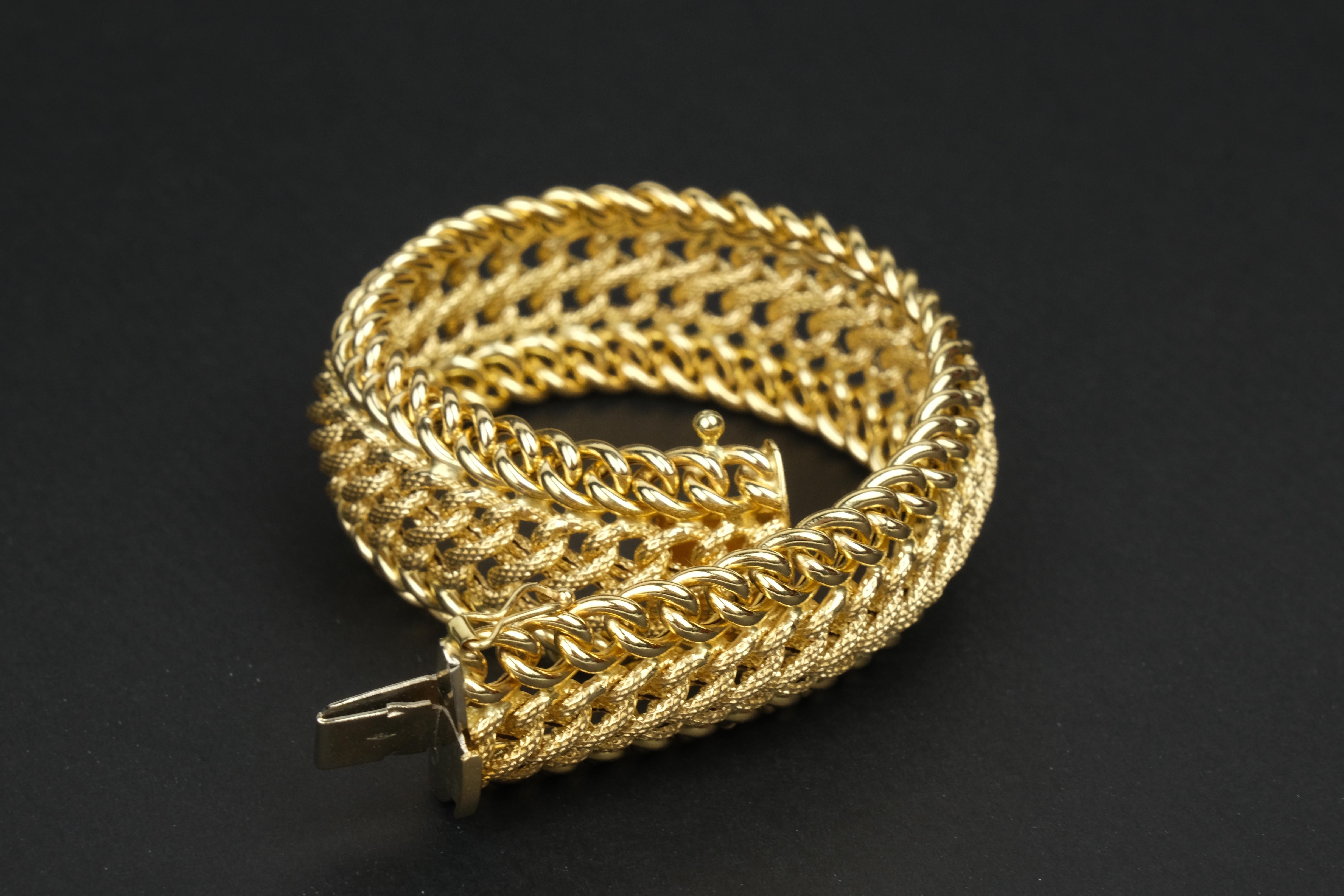 18 Karat Patterned Chain Link Bracelet, Italy In Excellent Condition In Bradford, Ontario