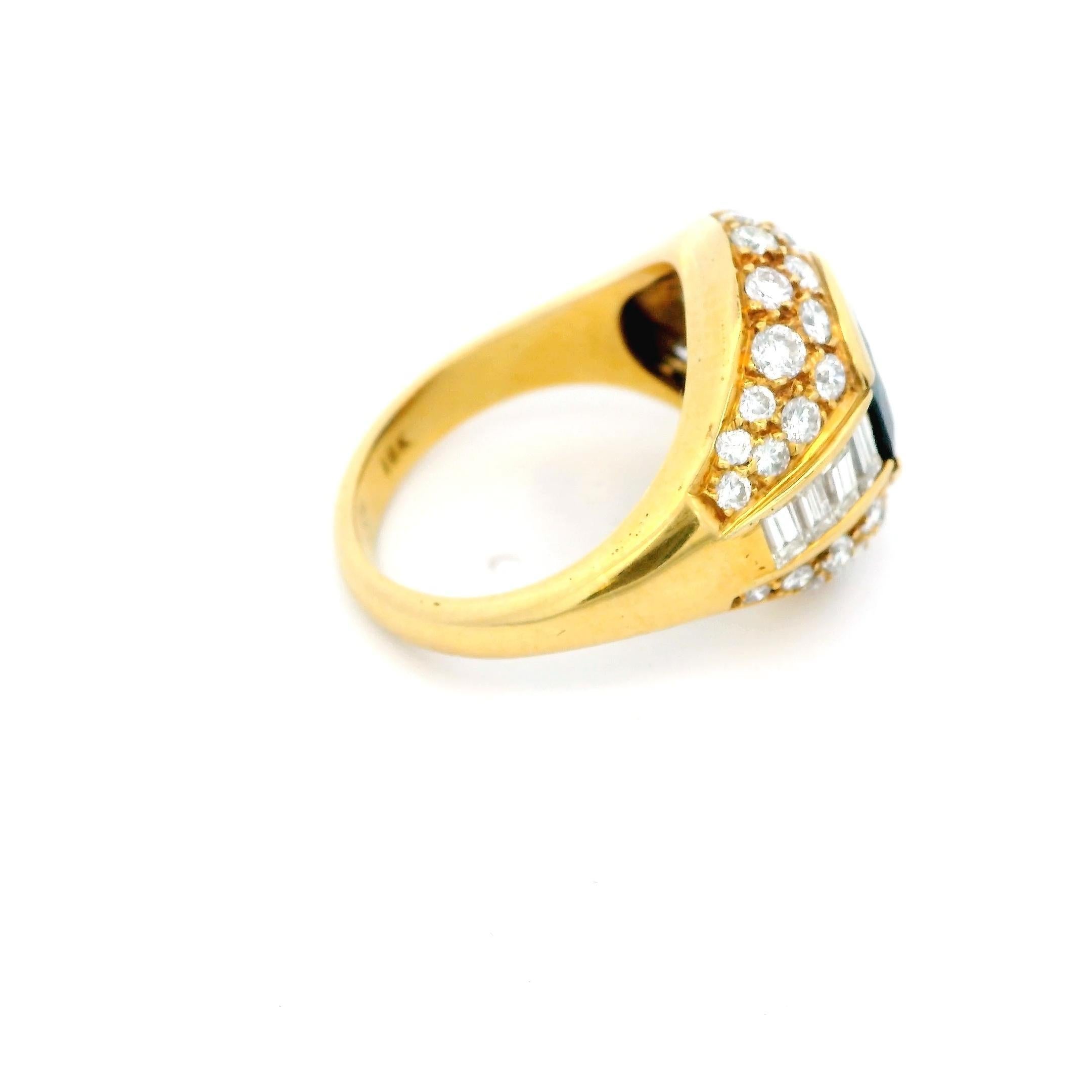 Ein auffallender Ring mit blauem Saphir und Diamanten, mit einem fesselnden runden blauen Saphir von 3,28 Karat, gefasst in 18-karätigem Gold, geschmückt mit 1,96 Karat gemischten weißen Diamanten.

Ring Größe 6.75