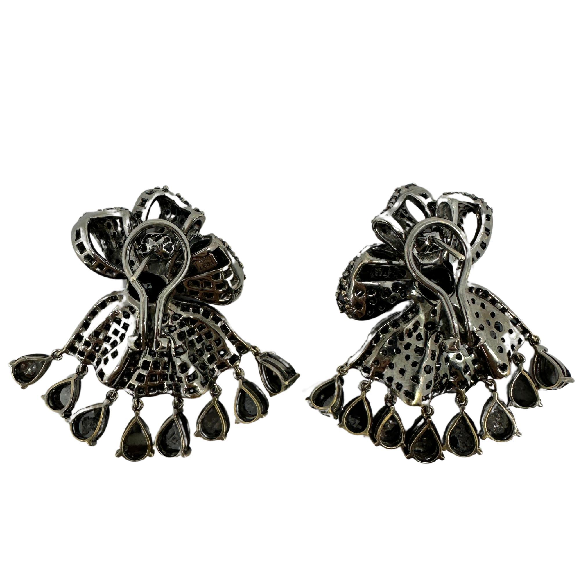 Boucles d'oreilles 18K en diamant noir taillé en poire
Condit : En bon état avec quelques légères usures de surface dues à l'âge.
Longueur : 1,75 pouces
Largeur : 1.25 pouces
Métal : or 18k
Poids : 35.8 grammes
Centre de diamant noir : 4,98
