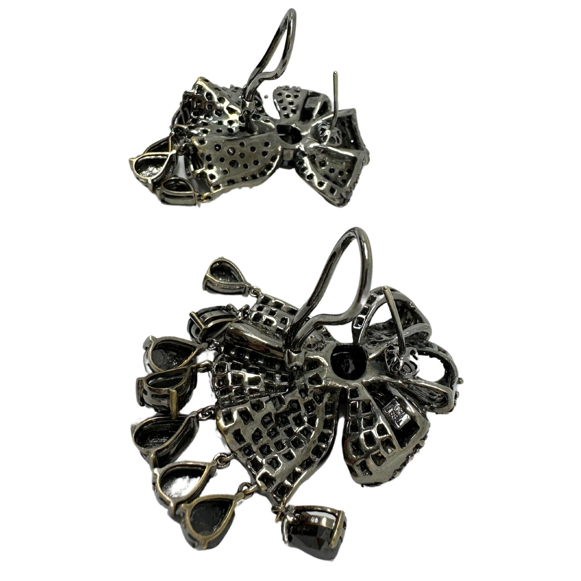 Moderne Boucles d'oreilles 18K en diamant noir taillé en poire en vente