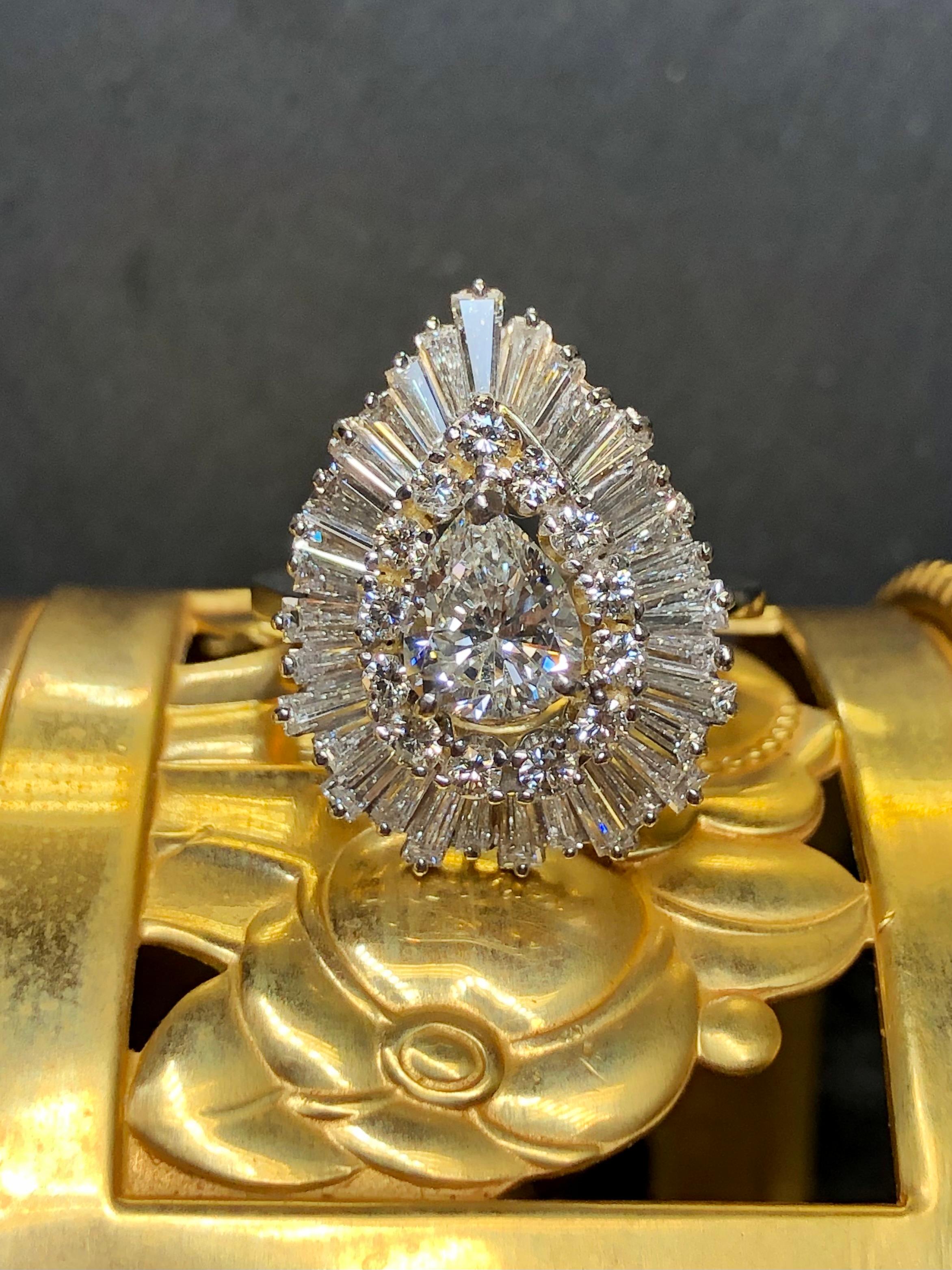 18 Karat birnenförmiger Diamant-Ballerina-Ring (Zeitgenössisch)