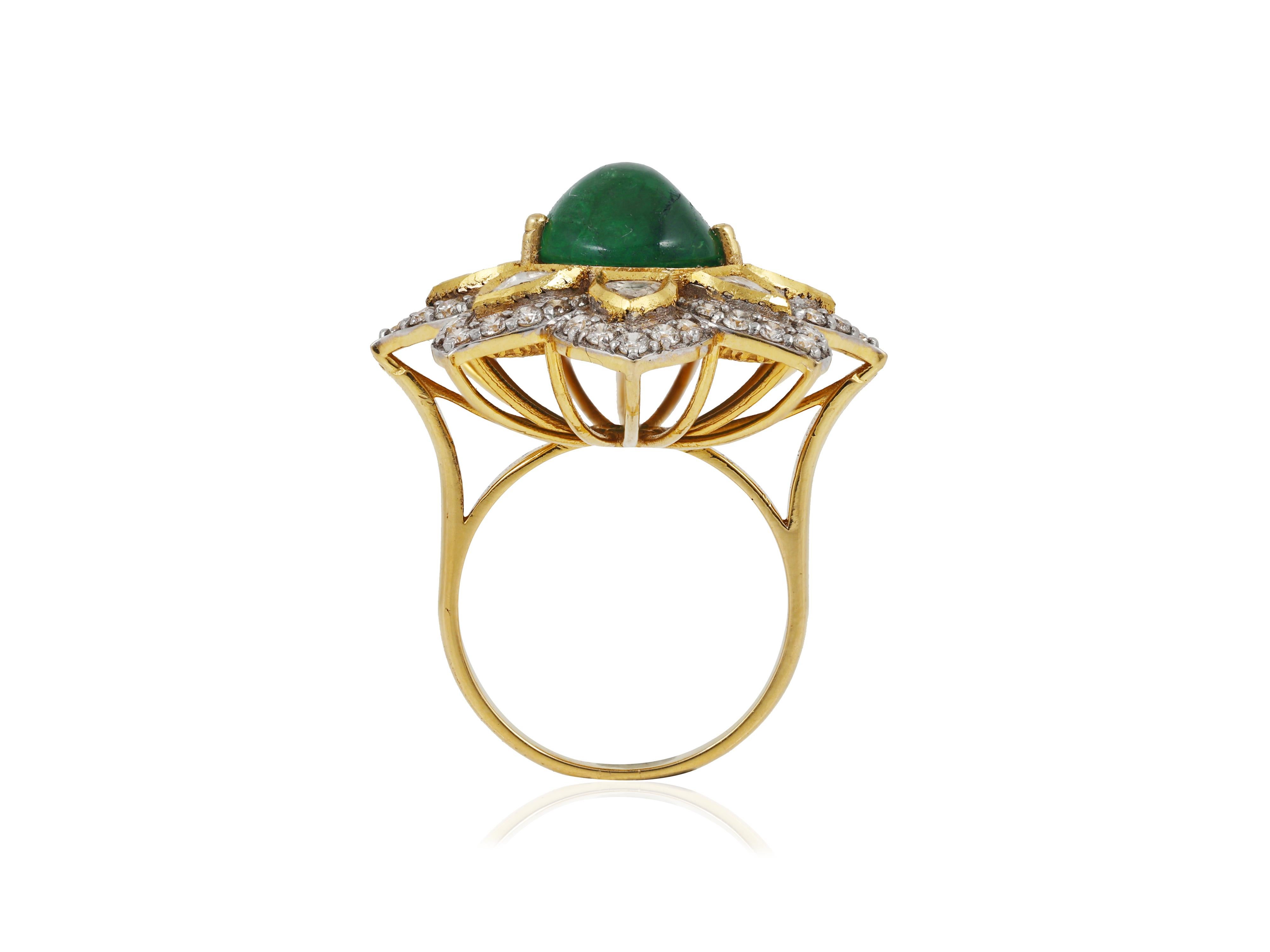 Anello con smeraldo naturale dello Zambia a forma di pera in 18 carati con diamanti a taglio pieno e grezzo In condizioni Nuovo in vendita a Bangkok,, TH