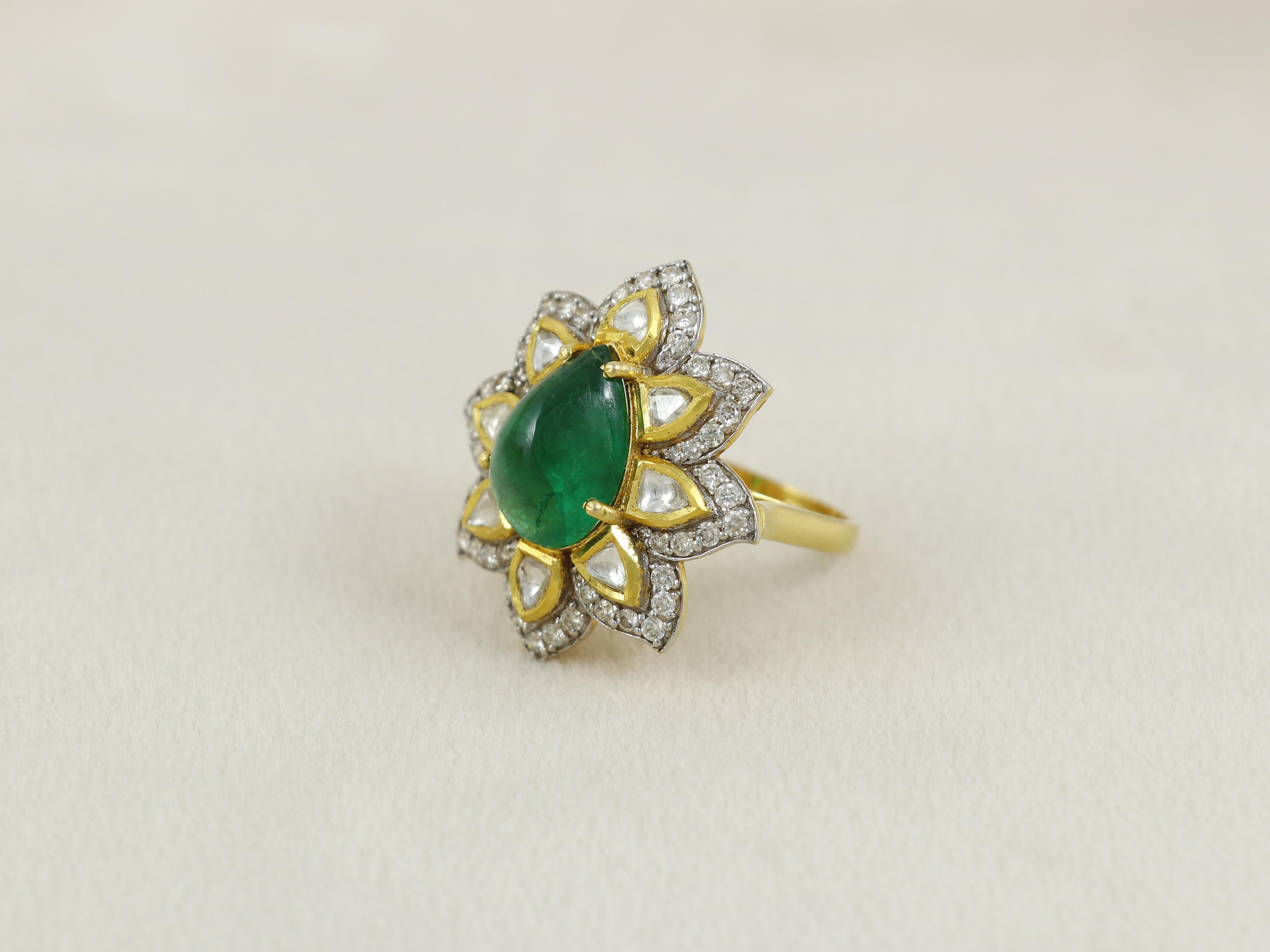 Anello con smeraldo naturale dello Zambia a forma di pera in 18 carati con diamanti a taglio pieno e grezzo in vendita 3