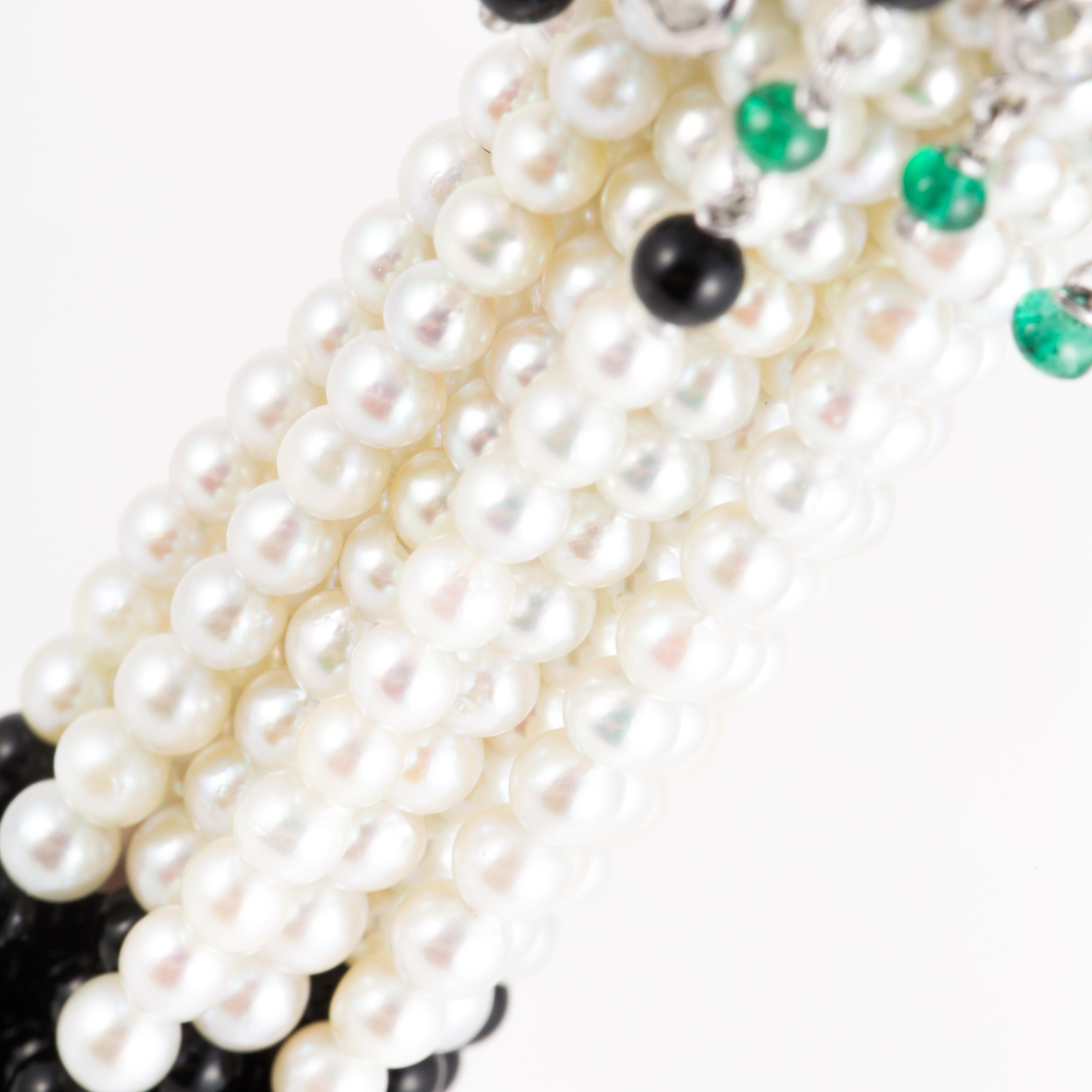 Halskette mit Perlen, Diamanten, Onyx und Smaragden und Quasten aus 18 Karat Weißgold im Angebot 1