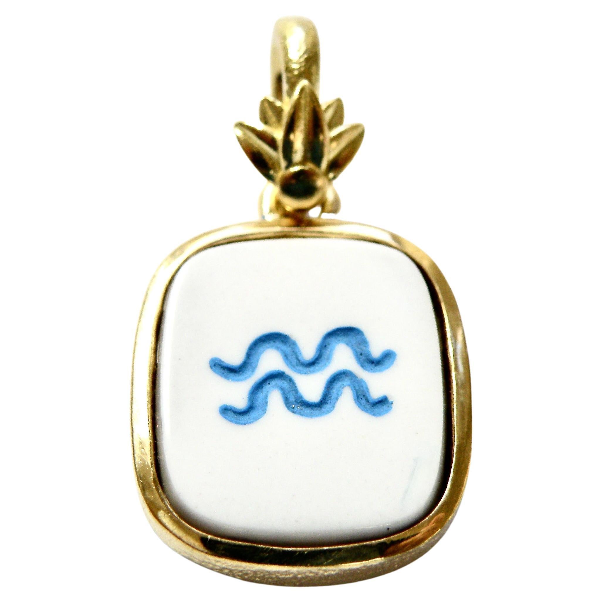 Ciondolo in 18k, segno dell
Acquario intagliato in calcografia blu/coccolite.