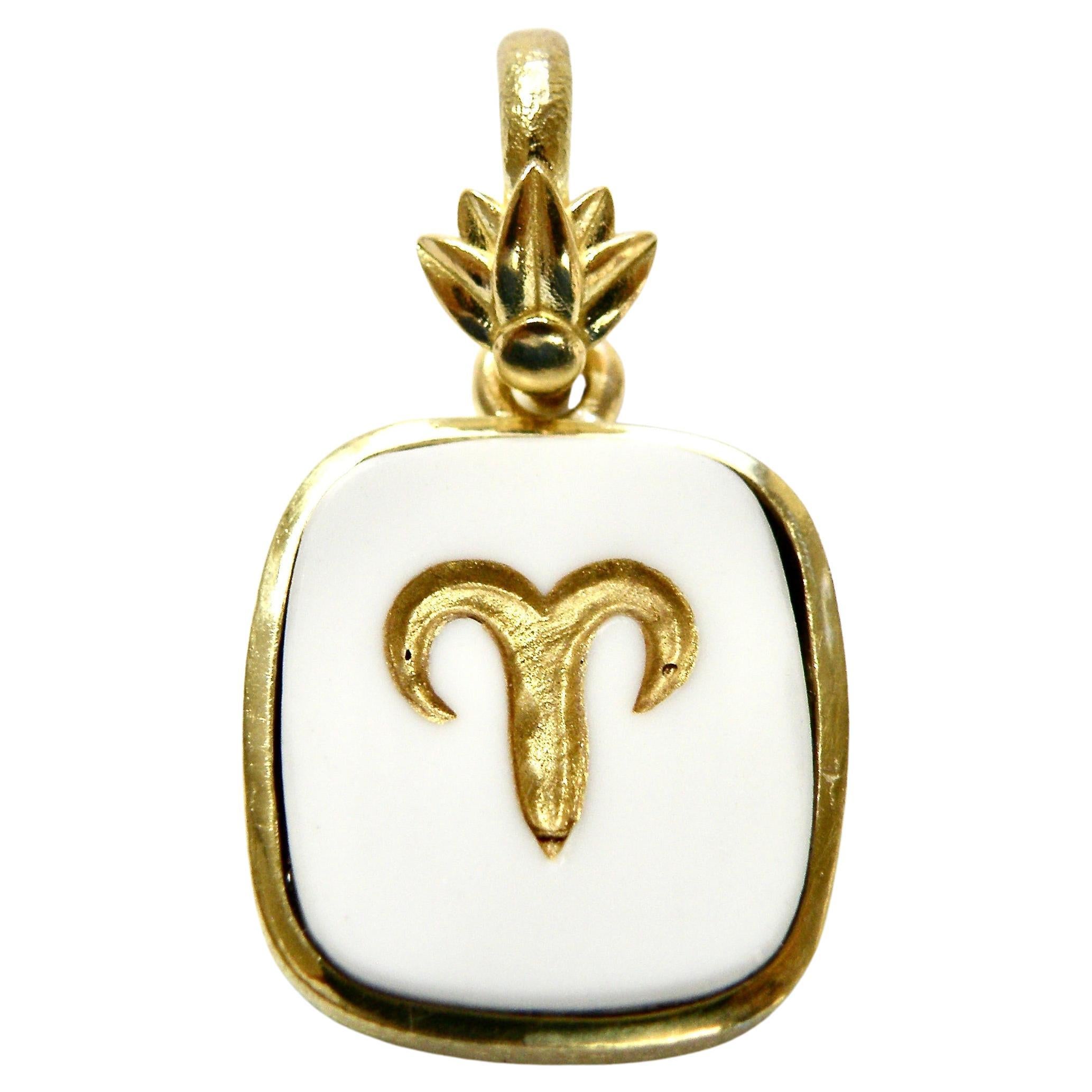 18k-Anhänger. Astrologischer Widder in Cocholite geschnitzt. Goldener Lotusbügel. im Angebot