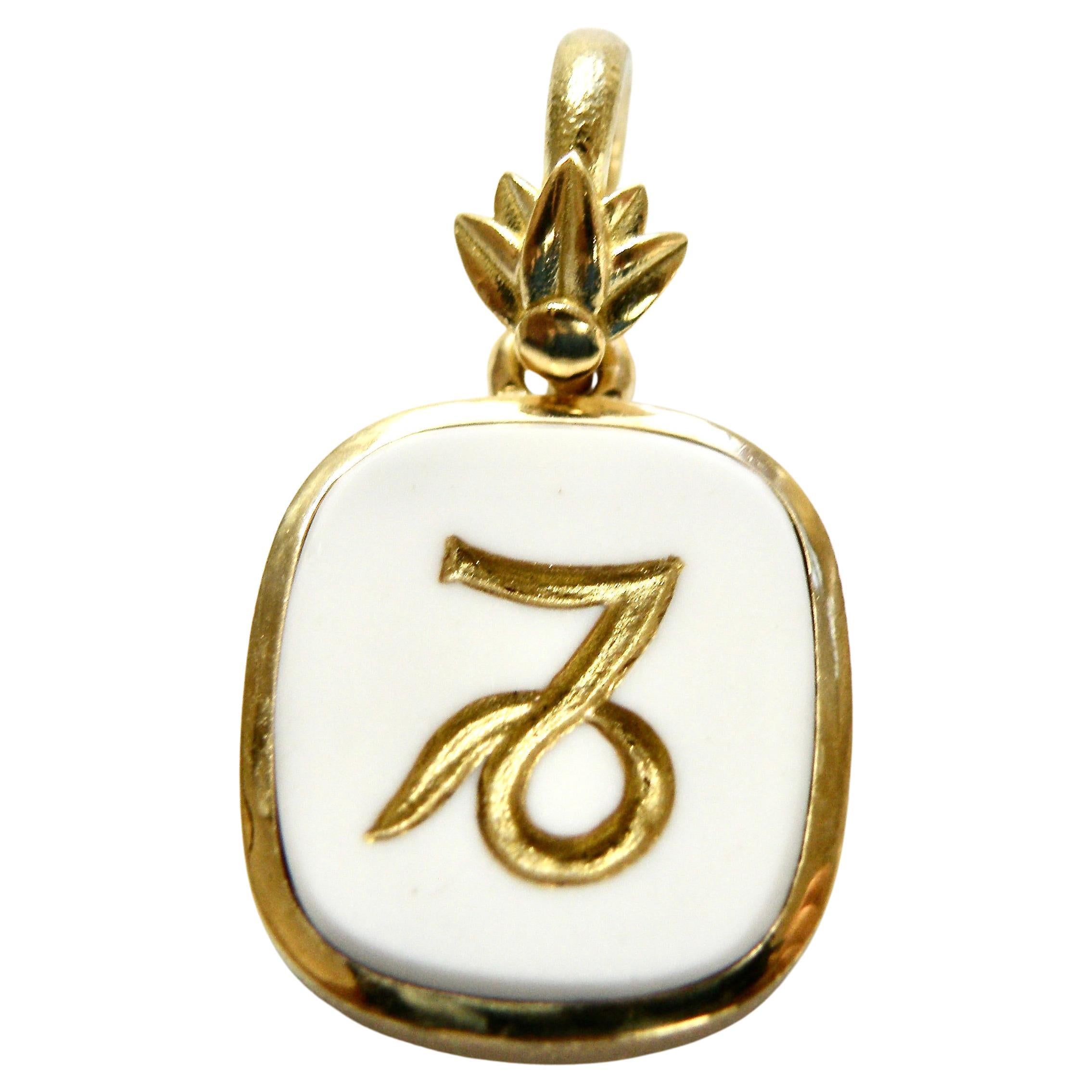 Pendentif 18k. Capricorne sculpté en or en creux dans la cocholite.