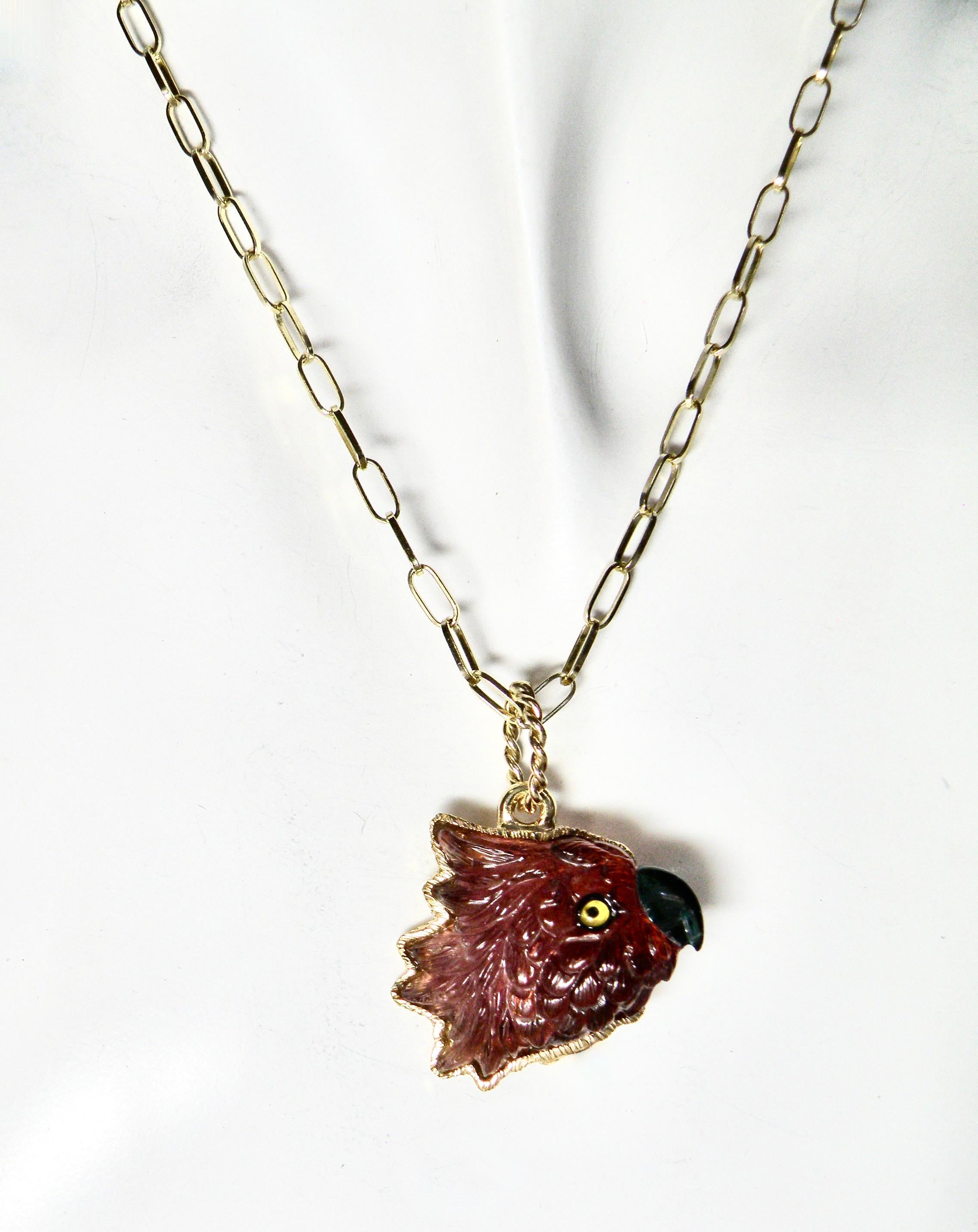 Pendentif en forme de tête de perroquet en tourmaline bourgogne, sculpté à la main en 18k. Saut à la corde torsadée.