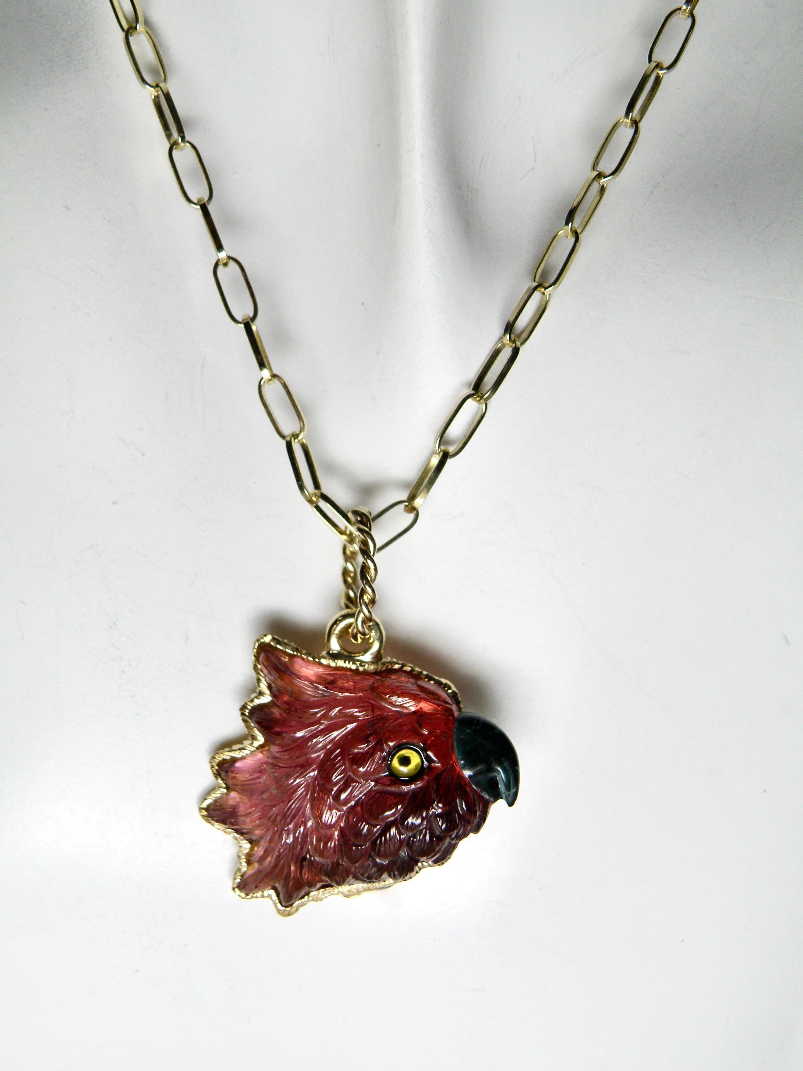 Contemporain Pendentif 18k, tête de perroquet bordeaux sculptée, saut en or en vente