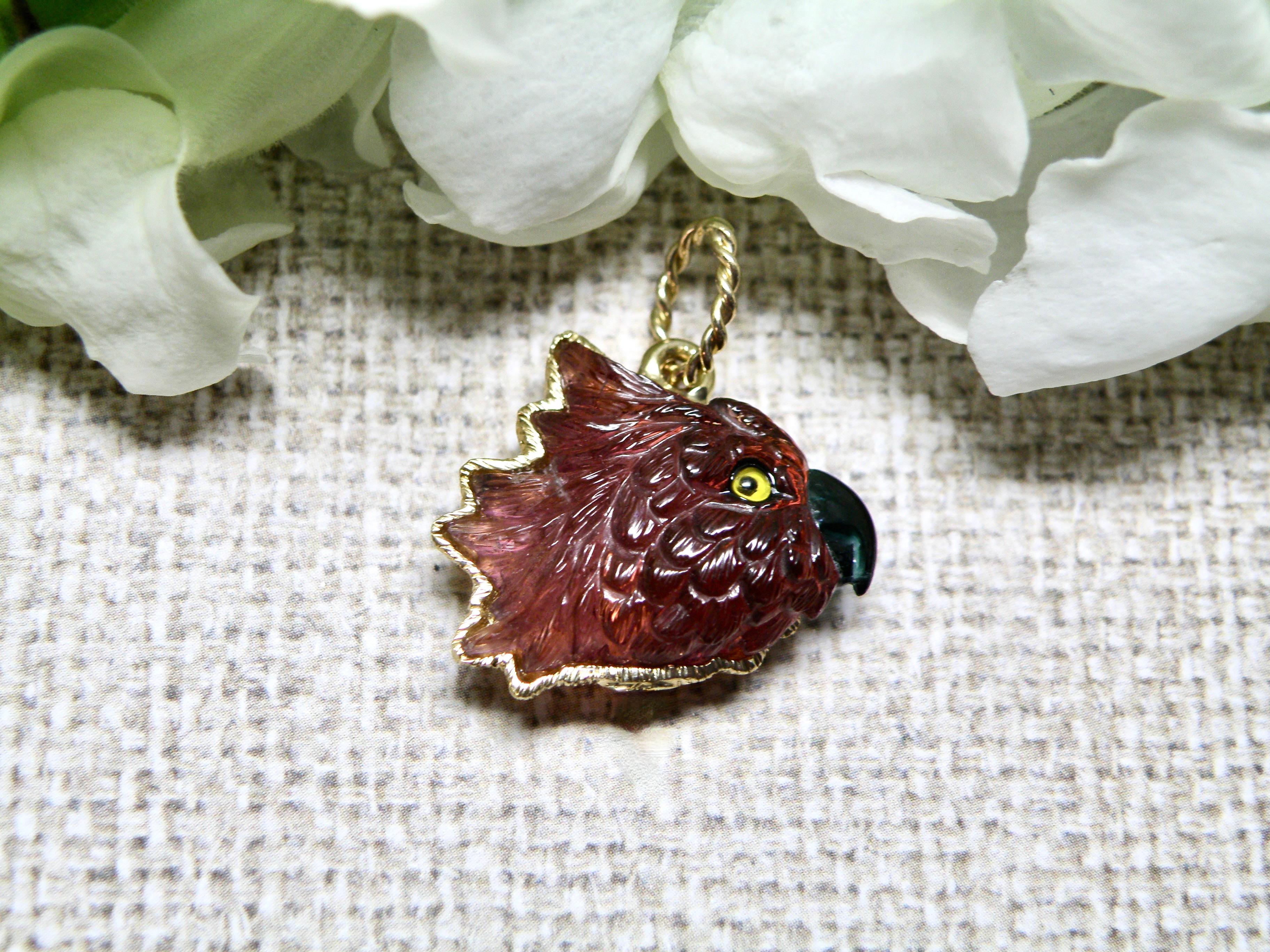 Pendentif 18k, tête de perroquet bordeaux sculptée, saut en or Neuf - En vente à Cohasset, MA
