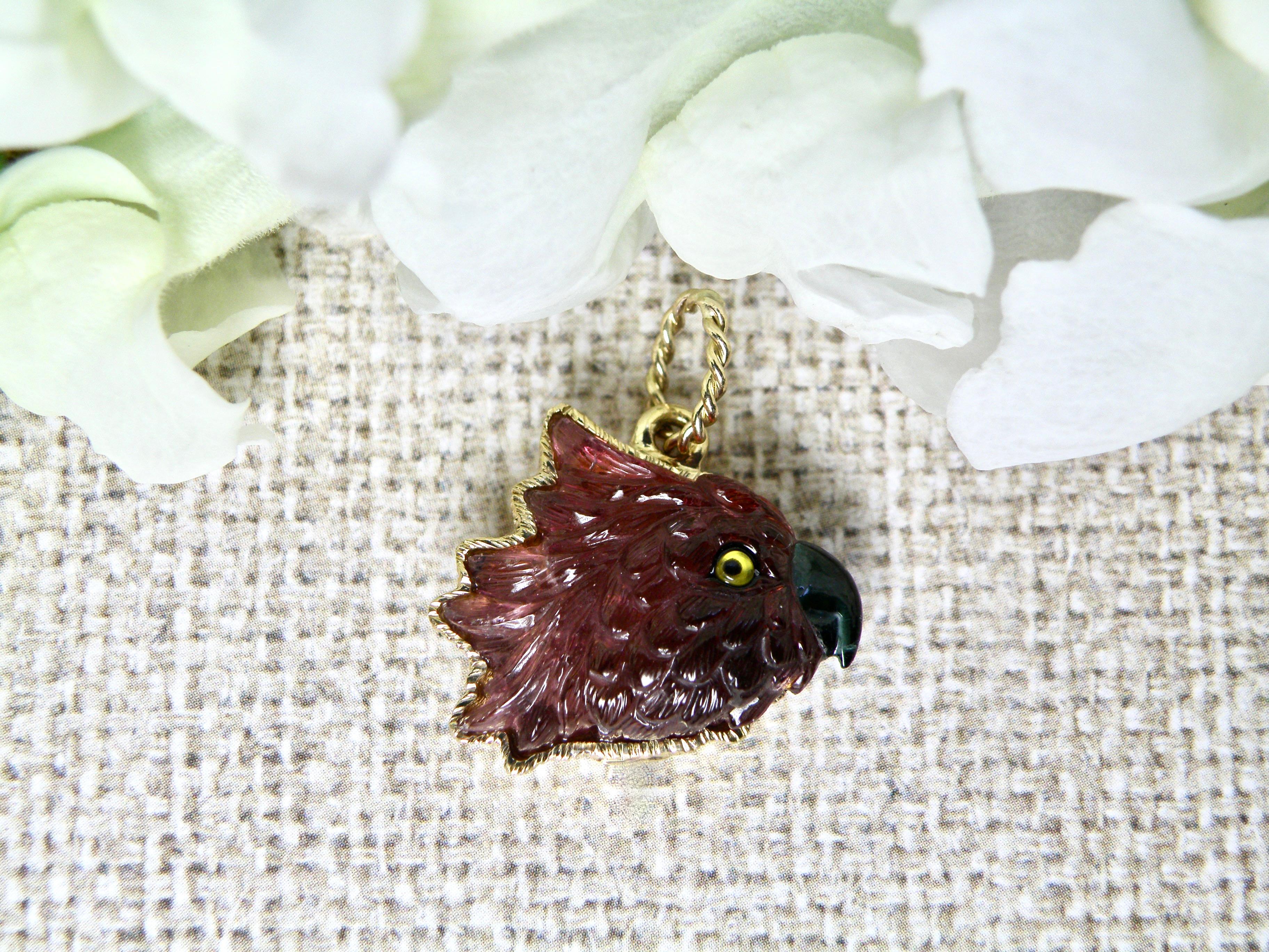 Pendentif 18k, tête de perroquet bordeaux sculptée, saut en or Unisexe en vente