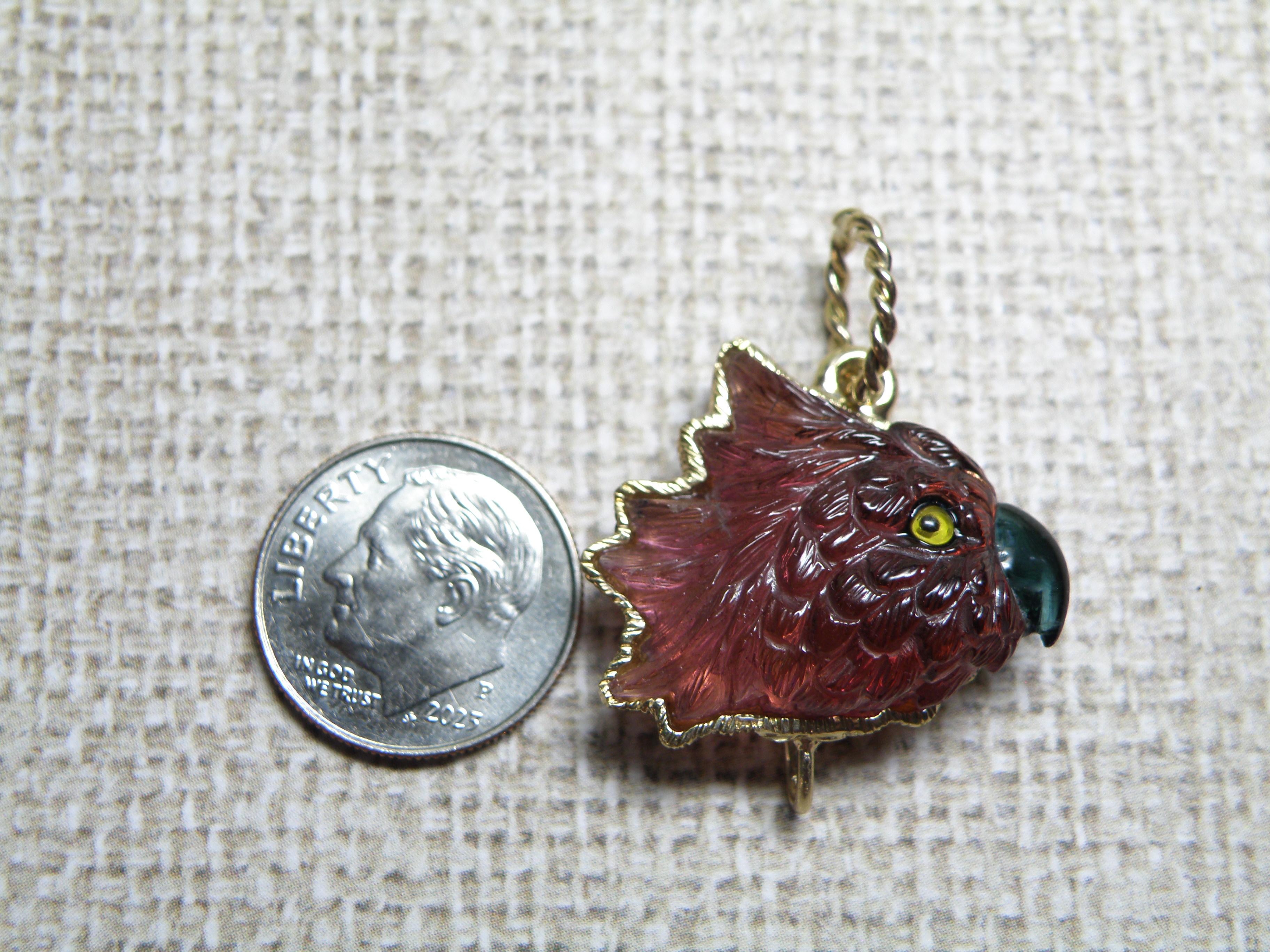 Pendentif 18k, tête de perroquet bordeaux sculptée, saut en or en vente 1