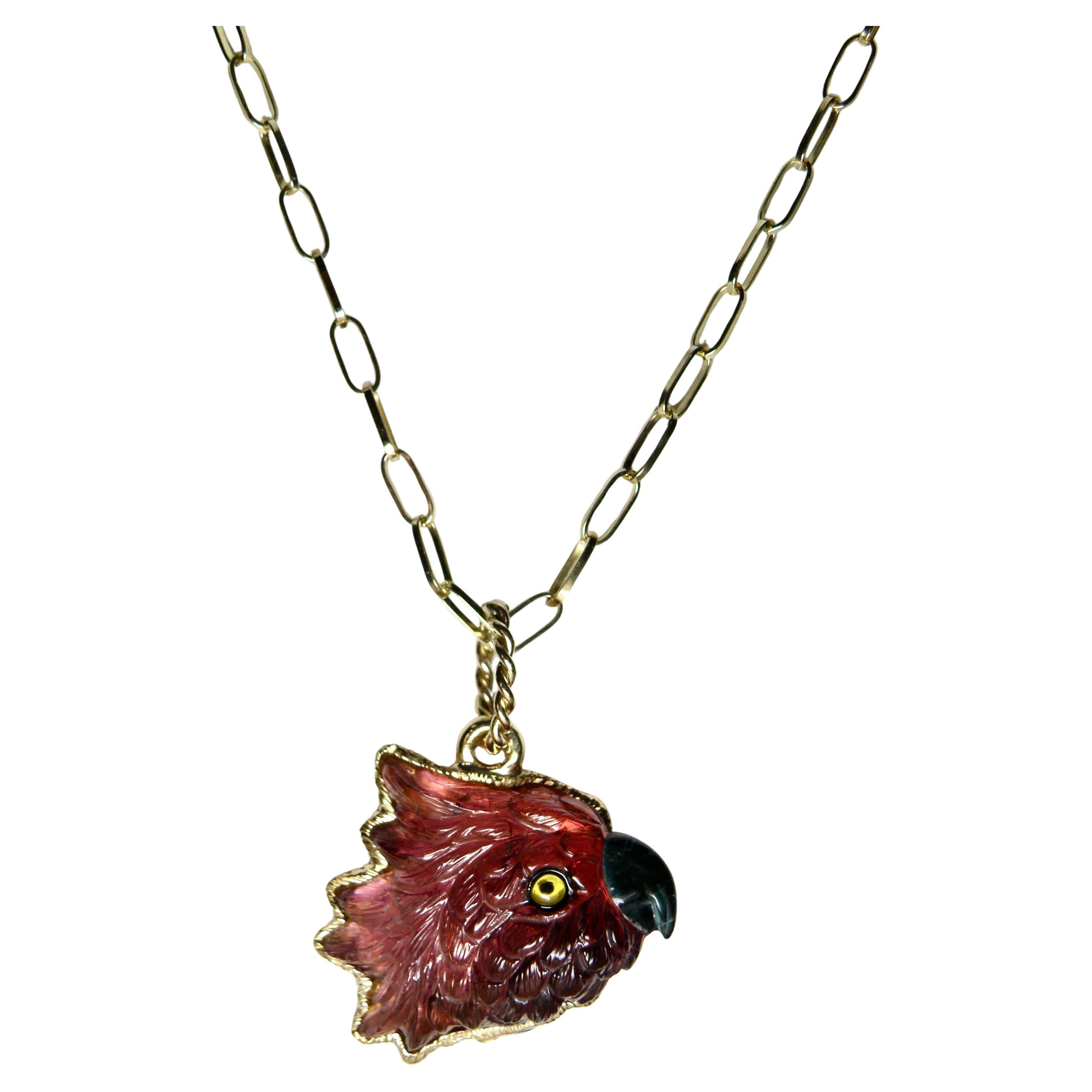 Pendentif 18k, tête de perroquet bordeaux sculptée, saut en or en vente