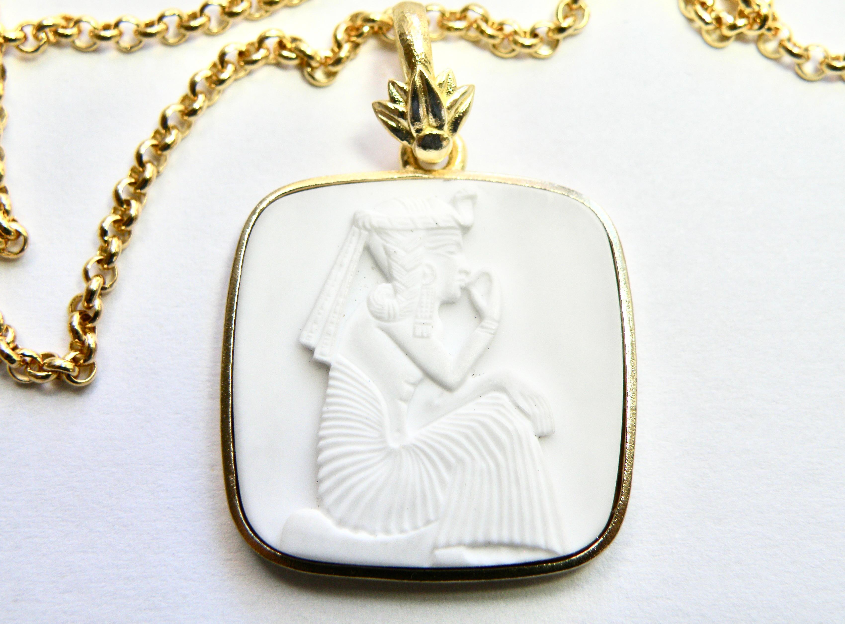 Contemporaneo Ciondolo 18k, figura egizia scolpita in CocoLite