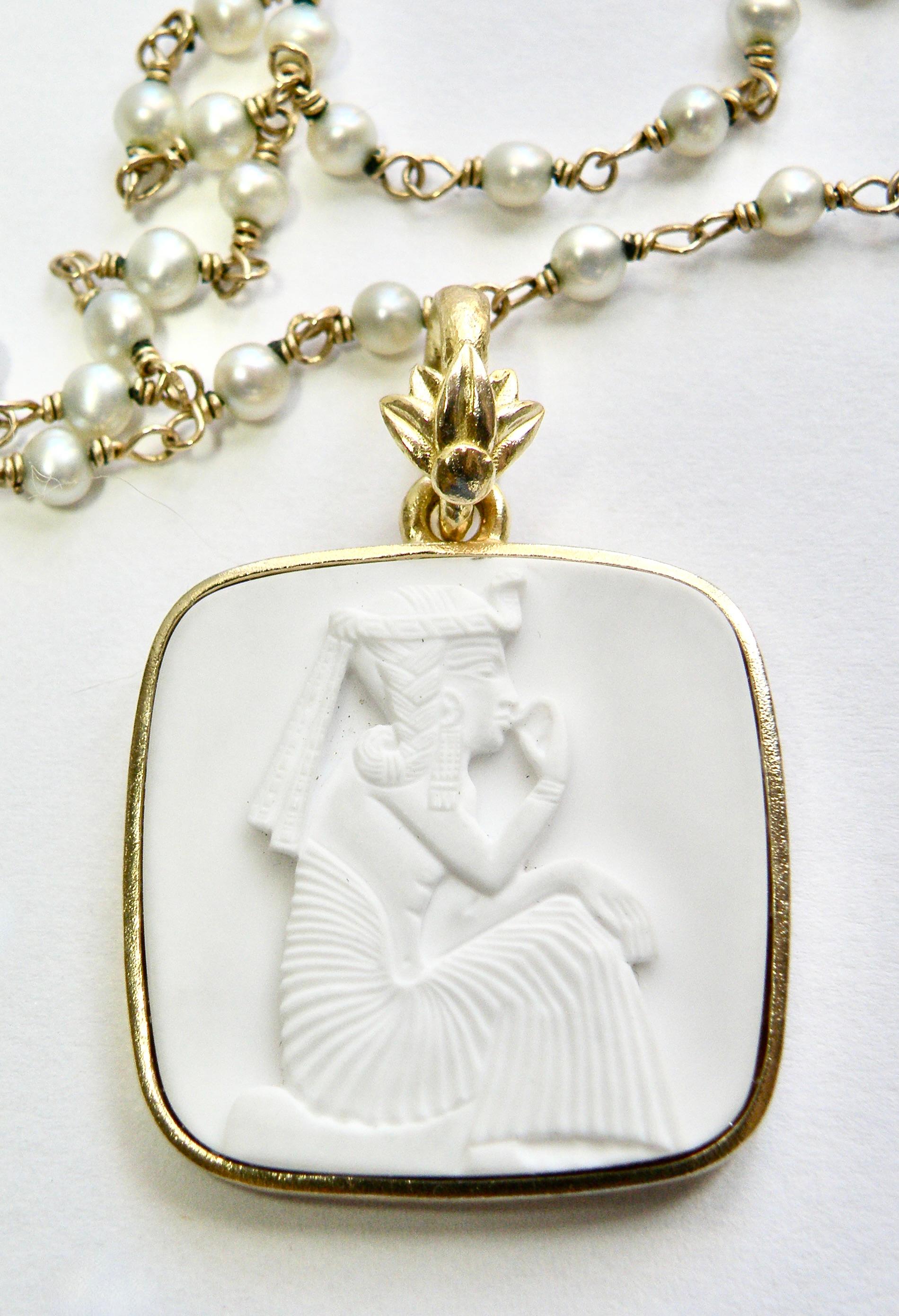 Ciondolo 18k, figura egizia scolpita in CocoLite In condizioni Nuovo a Cohasset, MA