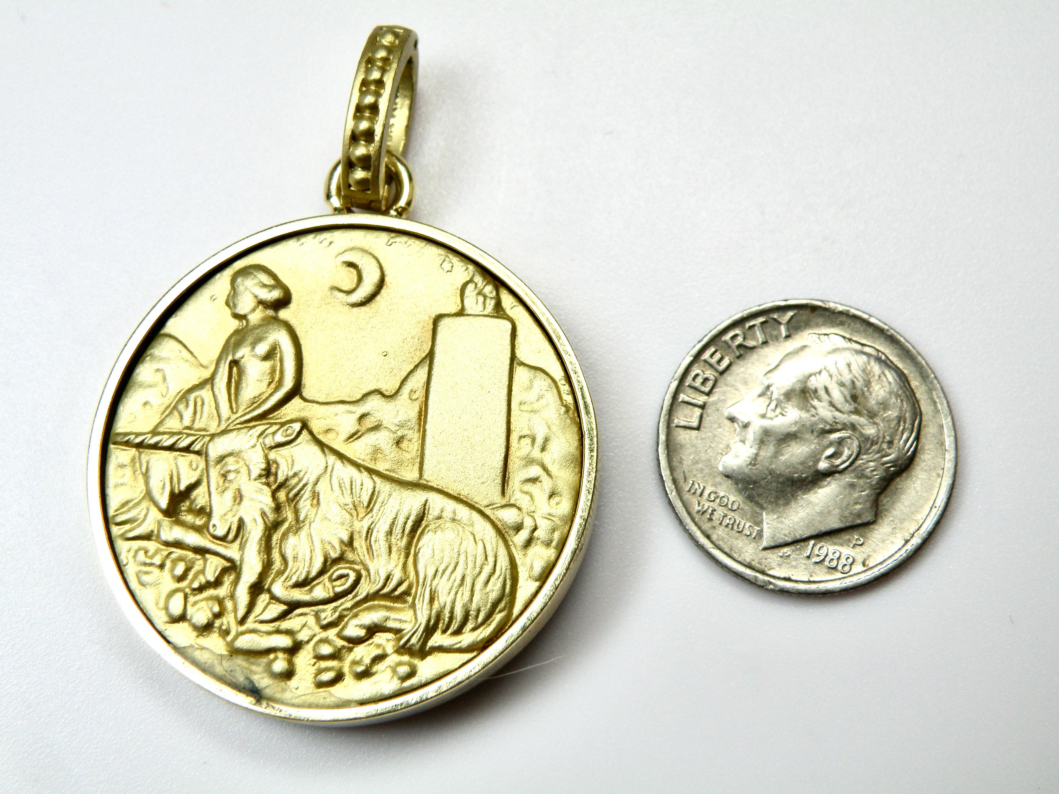 Colgante 18K doble cara Dama con Unicornio tallado Lapislázuli/oro Corte redondo en venta