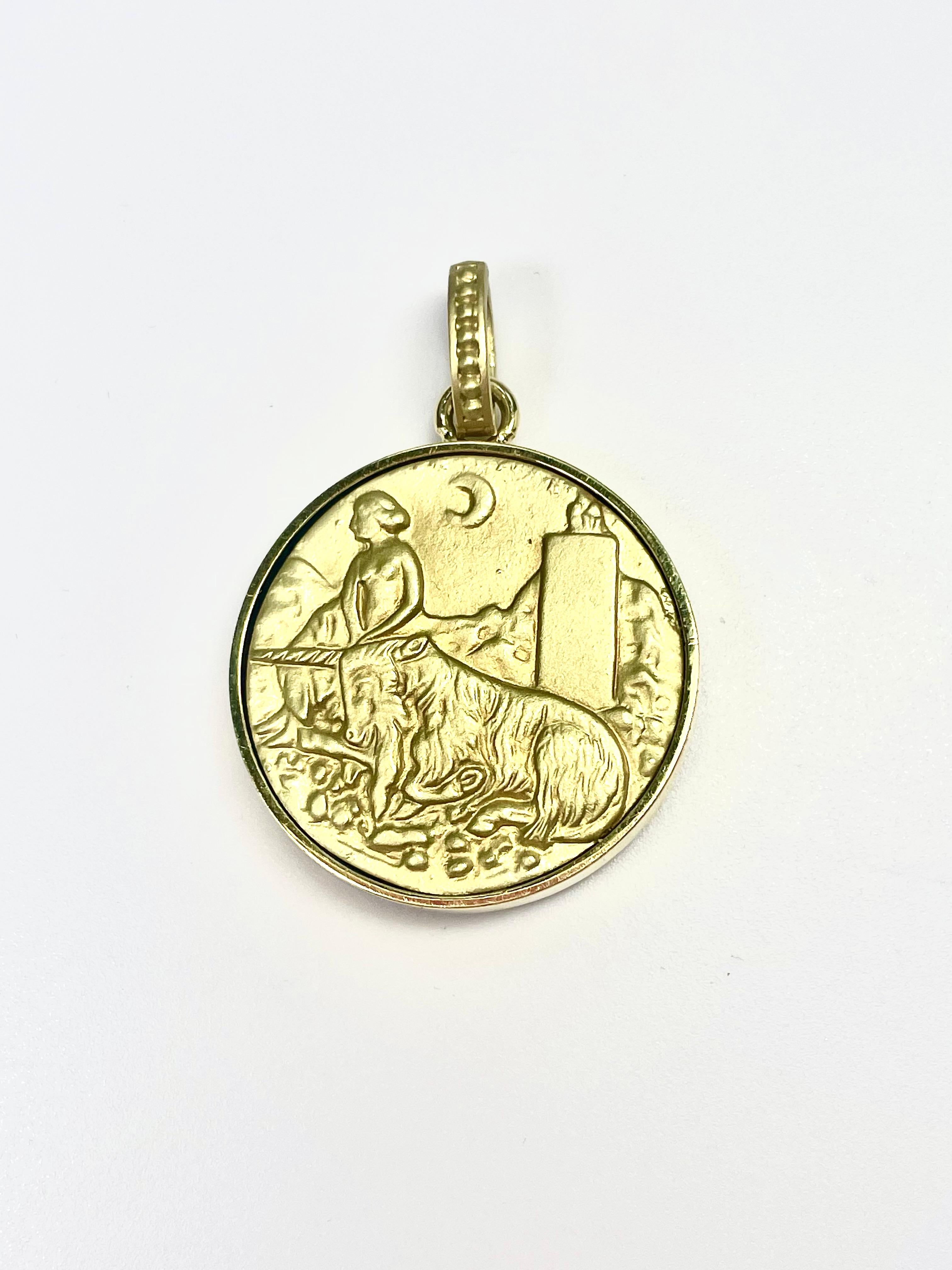 Colgante 18K doble cara Dama con Unicornio tallado Lapislázuli/oro en Nuevo estado para la venta en Cohasset, MA