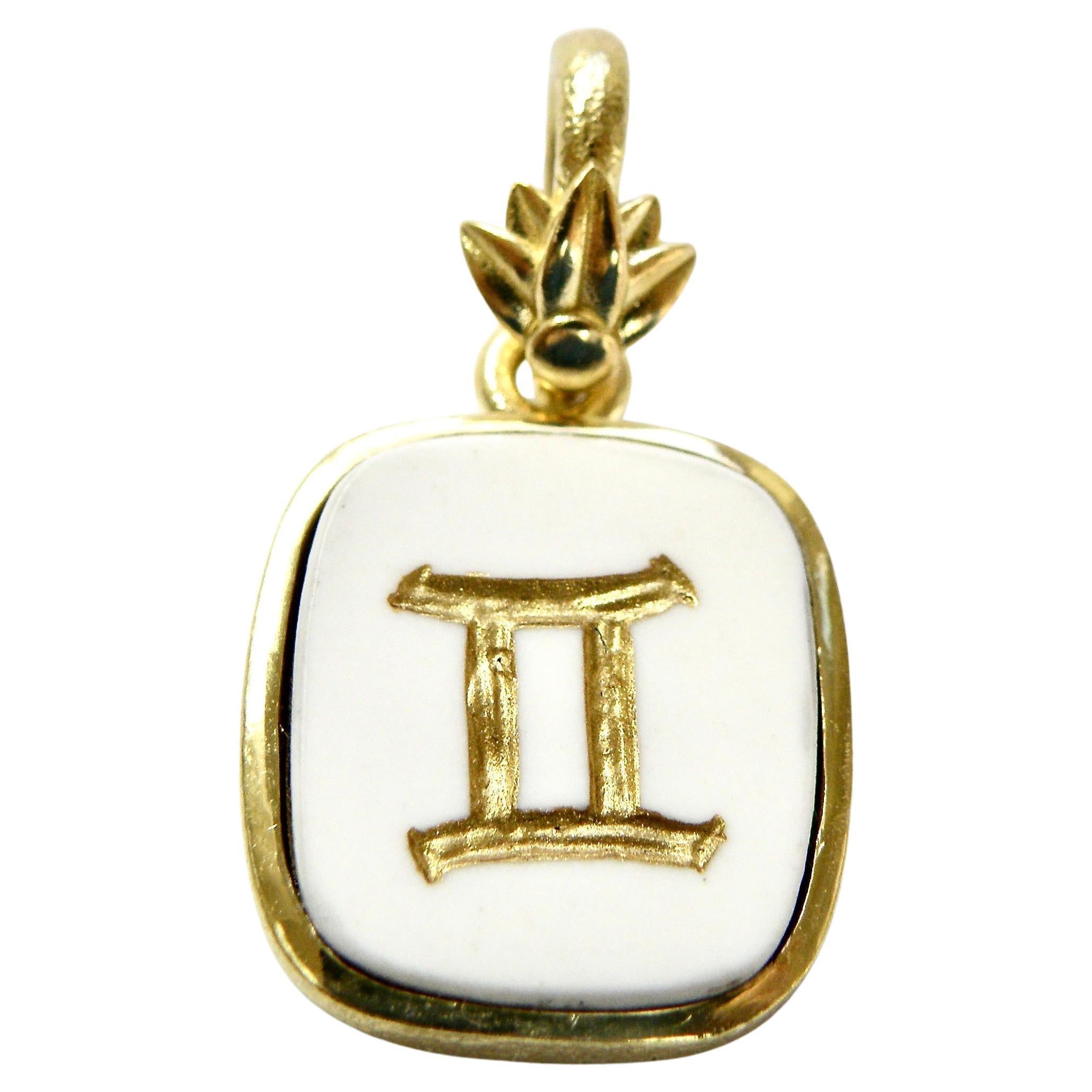 18k Anhänger, Intaglio Sternzeichen Zwillinge, geschnitzter Cocholith. Gold-Lotus-Bai