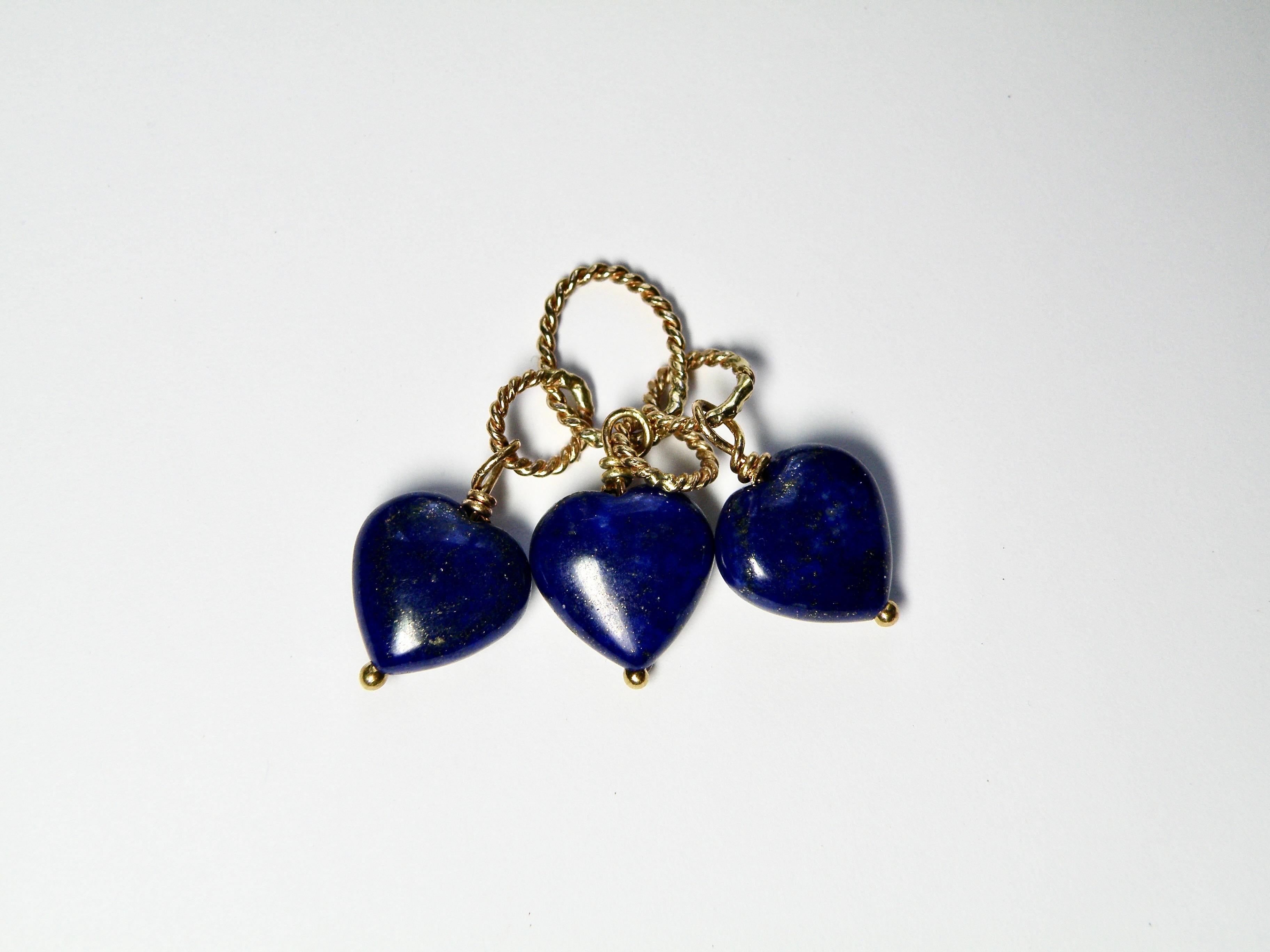 Colgante de 18 quilates con tres corazones de lapislázuli Contemporáneo en venta