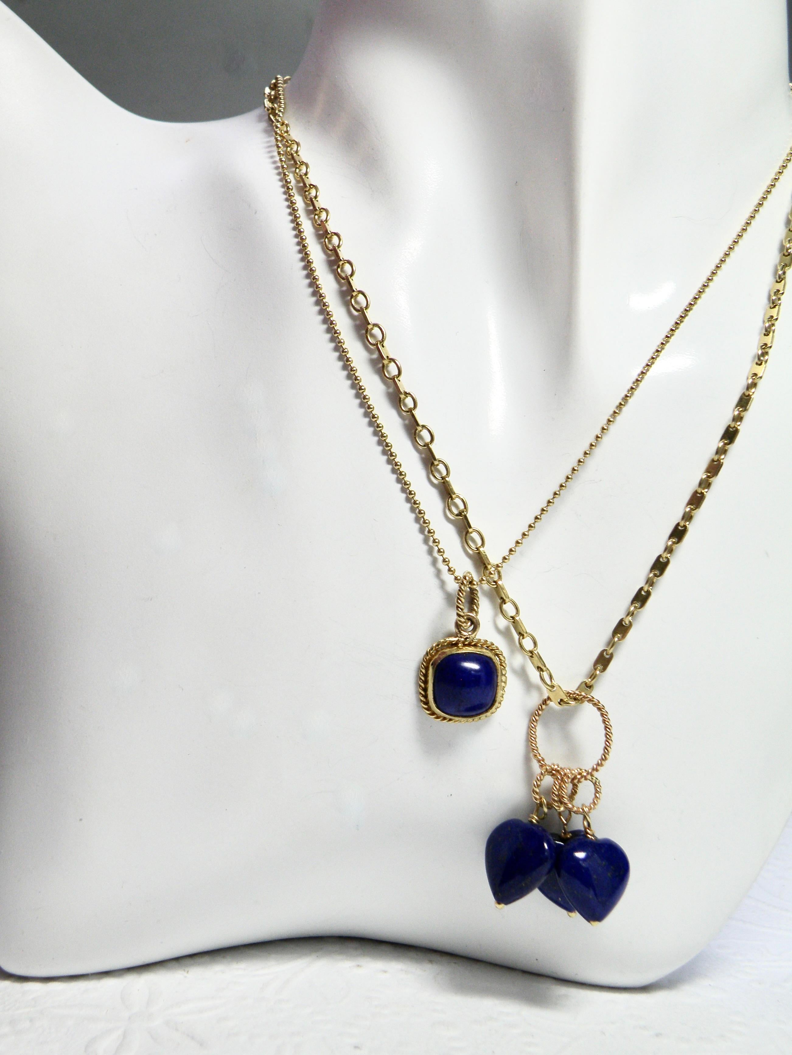 Colgante de 18 quilates con tres corazones de lapislázuli en Nuevo estado para la venta en Cohasset, MA