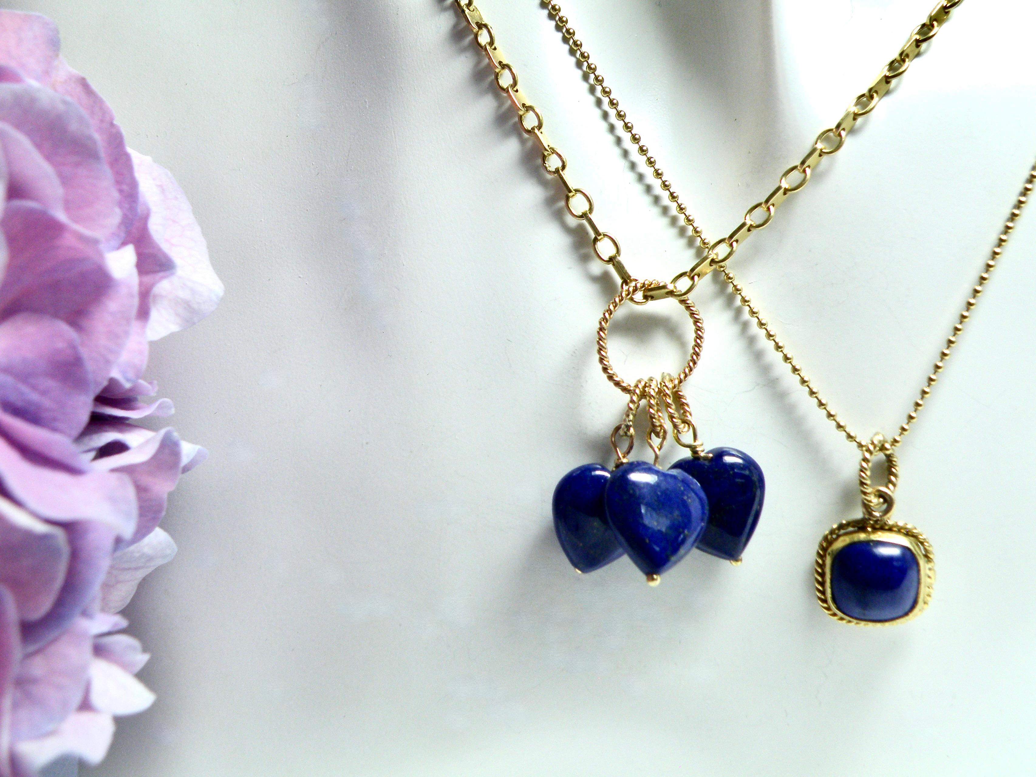 Colgante de 18 quilates con tres corazones de lapislázuli en venta 1