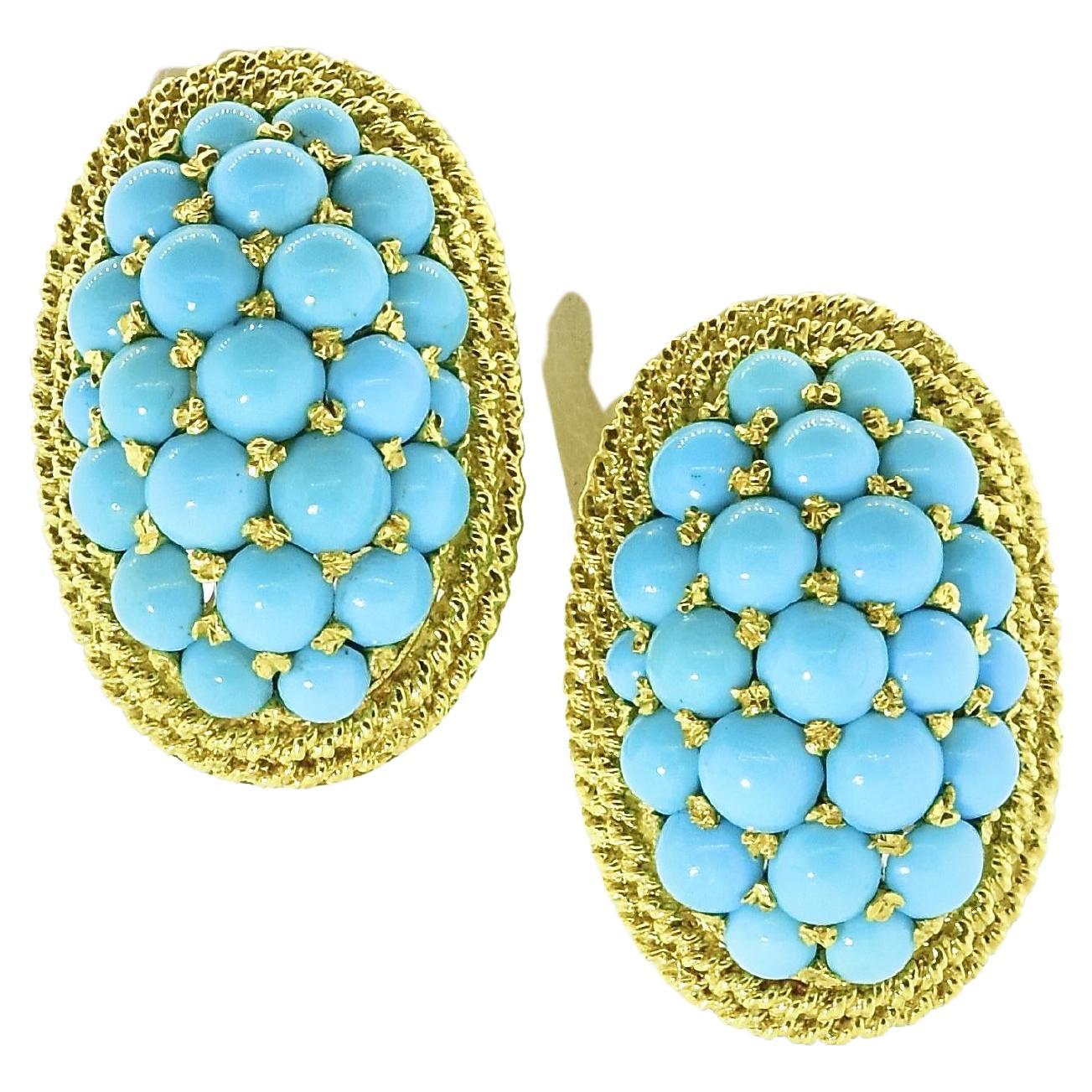 18K Gelbgold ovale Ohrringe, mit einer leichten Kuppel, besitzen 46 gut aufeinander abgestimmte feine robin's egg blue natürlichen Türkis fancy Perle gesetzt und umgeben von zwei Seilen aus Gold. Die Ohrringe sind mit 750 für 18K Gold markiert.