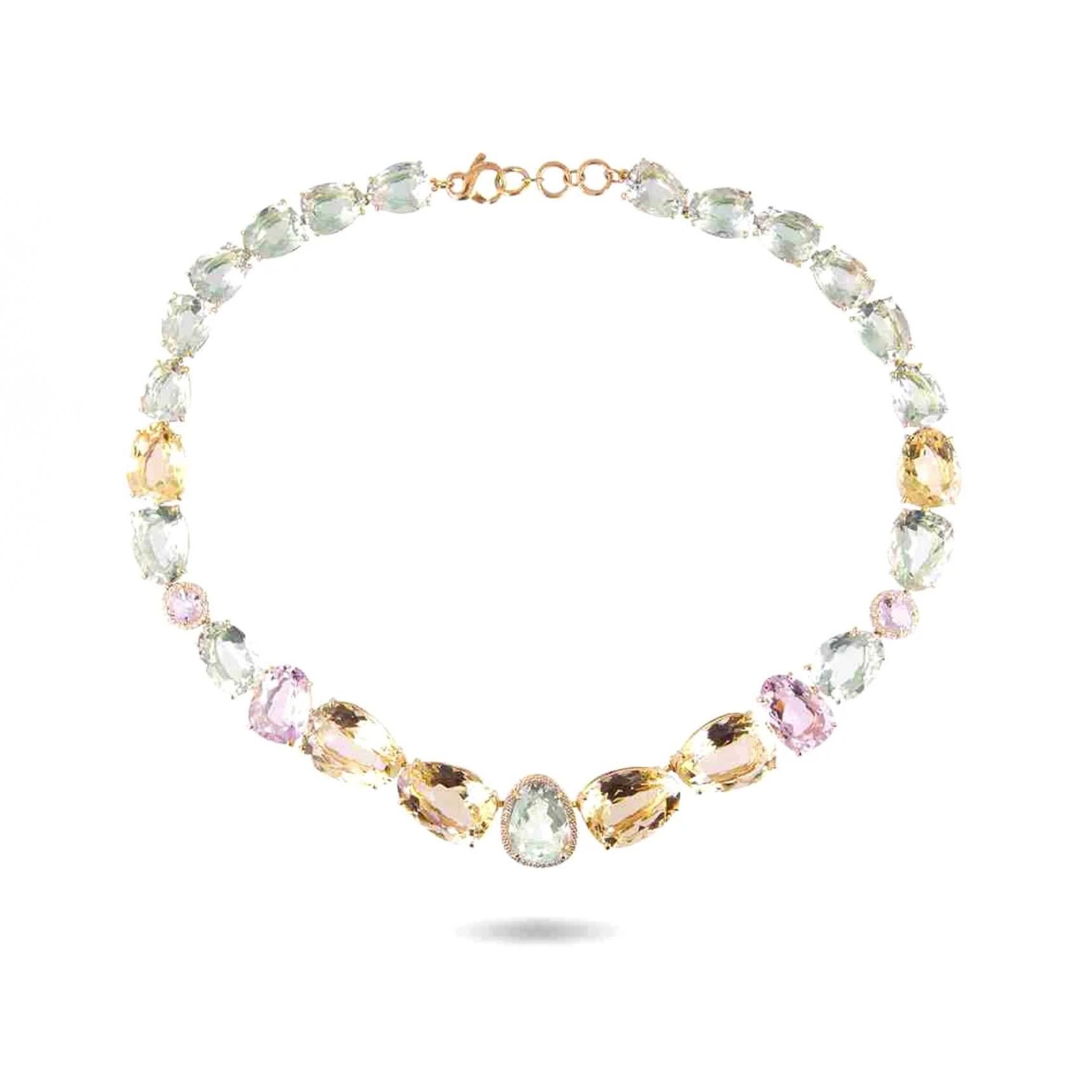 Collana in oro giallo 18K 
Ametista rosa/Citrino chiaro/Prasiolite: 185,600ct
84x Diamanti: 0,504ct
Peso lordo: 31,20 grammi
 
Prova l'eleganza di questa collana in oro giallo massiccio 18K, con gemme naturali di ametista rosa, citrino chiaro e