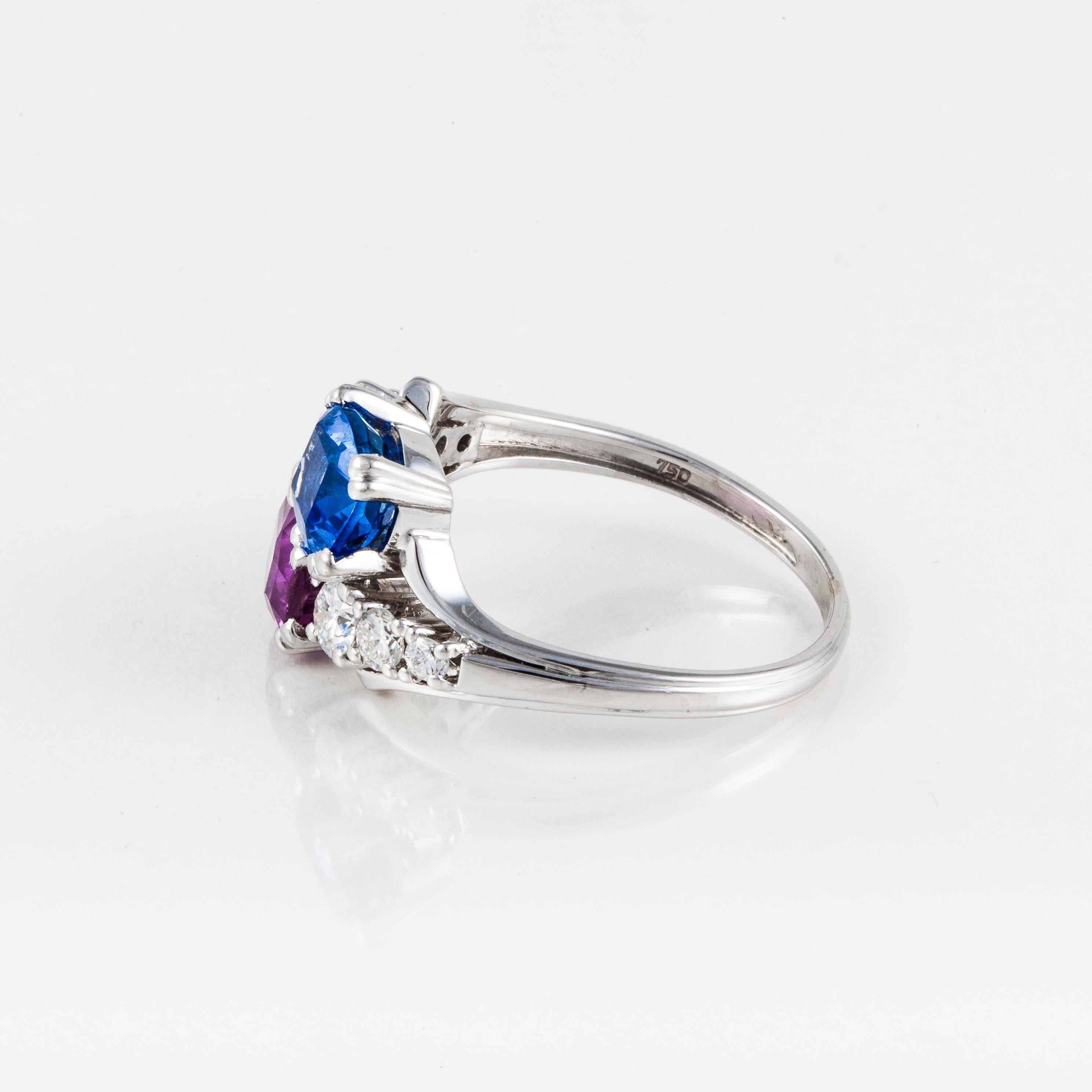 Bypass-Ring aus 18 Karat Weißgold mit rosa und blauem Saphir und Diamant (Ovalschliff) im Angebot