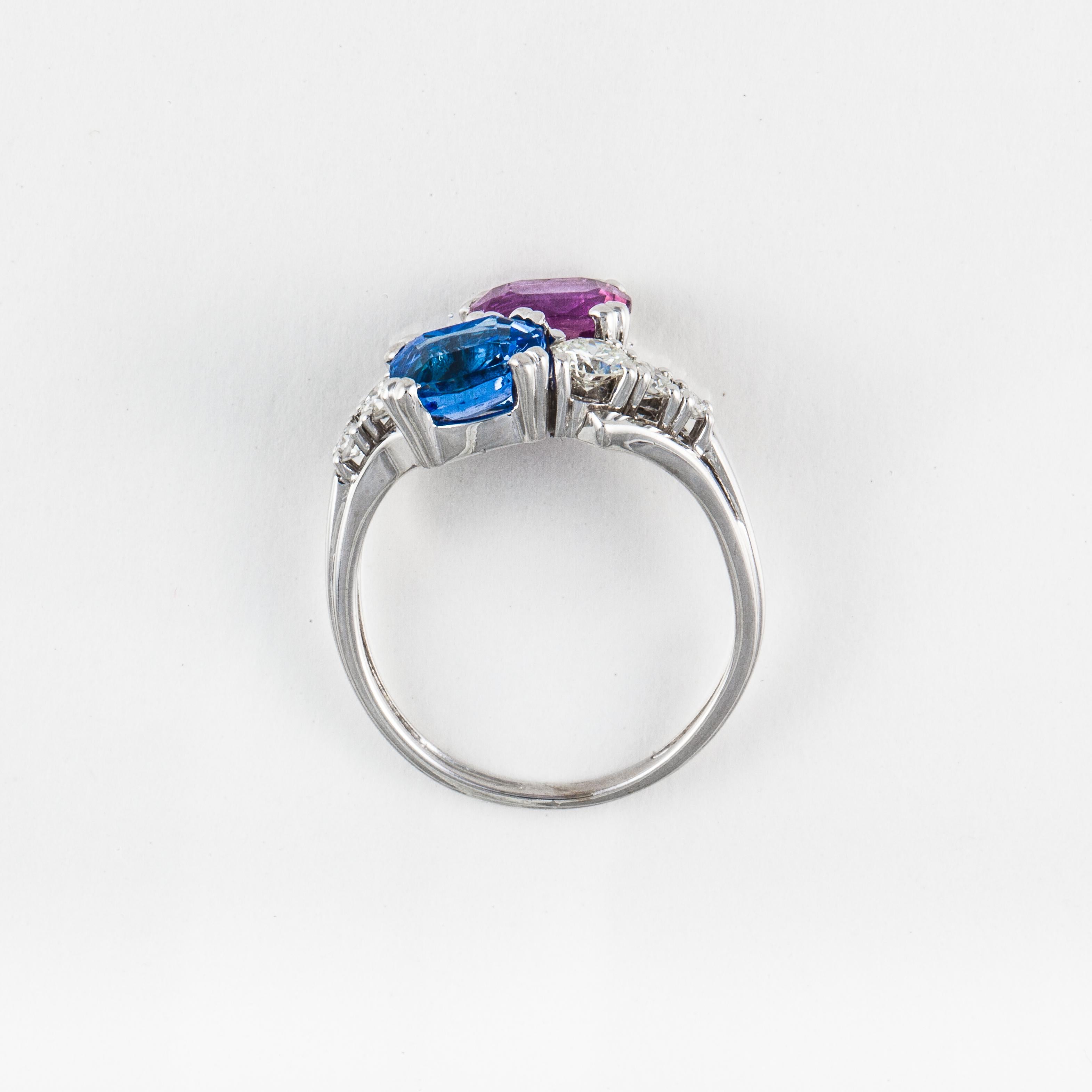 Bypass-Ring aus 18 Karat Weißgold mit rosa und blauem Saphir und Diamant Damen im Angebot