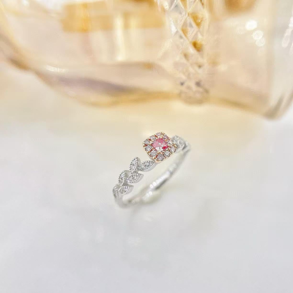 Leaf Shaped 18K Gold Pink Cushion Cut Diamond Halo Ring 

Main Stone：D - 0.09 CT
Side Stone： D - 0.13 CT
Total Weight - 2.34 GM


Distinctive Design: The ring features a creative leaf -shaped band, with delicate leaf vein details, giving it a