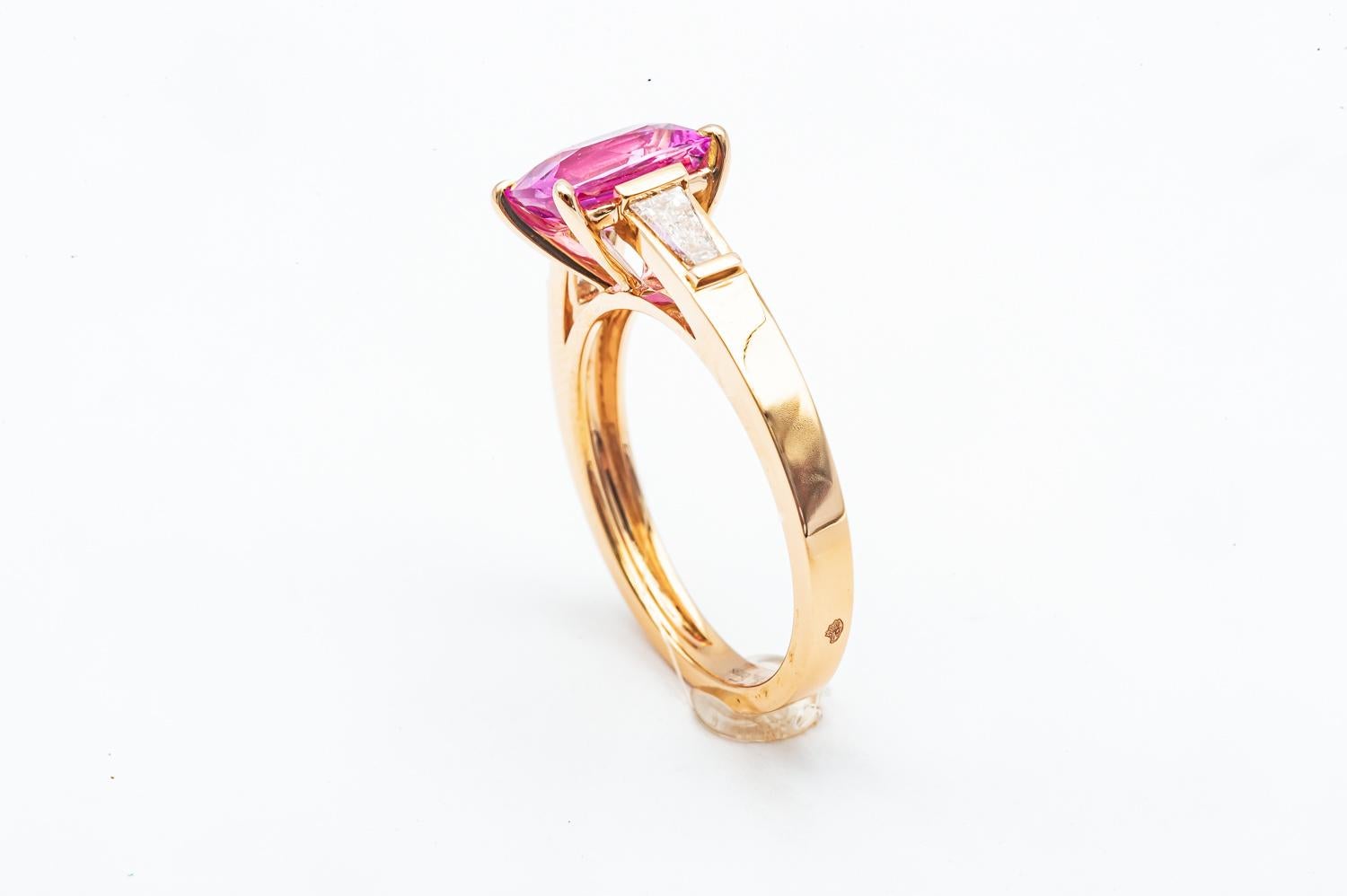 18K Pink Gold Cushion Cut Sapphire and Diamond Ring In New Condition In Vannes, FR