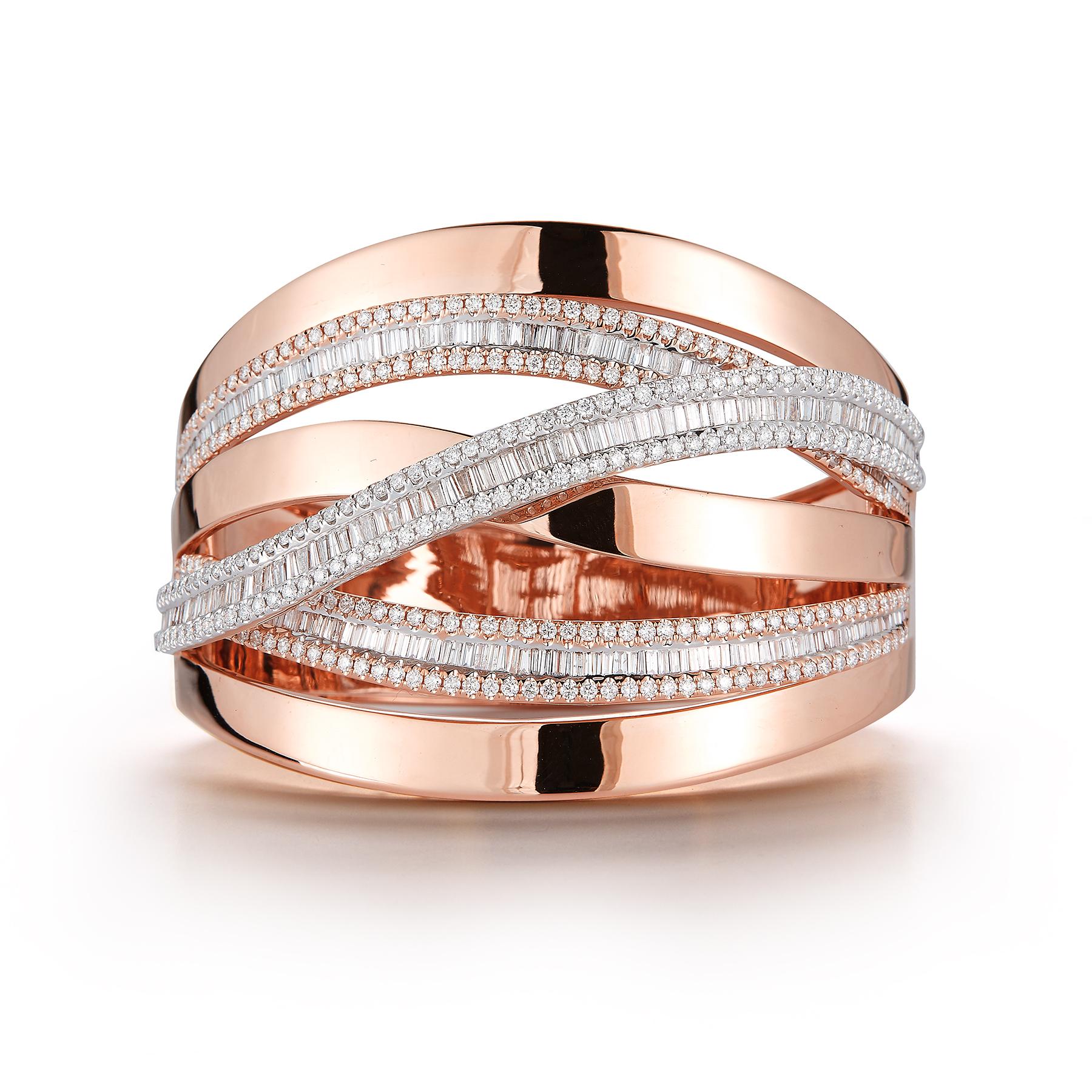 Superbe bracelet-bracelet en or rose 18 carats, de style manchette unique, comportant 3 rangées d'or rose lisse entrelacées de 3 rangées de 252 diamants blancs éblouissants, ronds et baguettes, totalisant 7,30 carats. 
