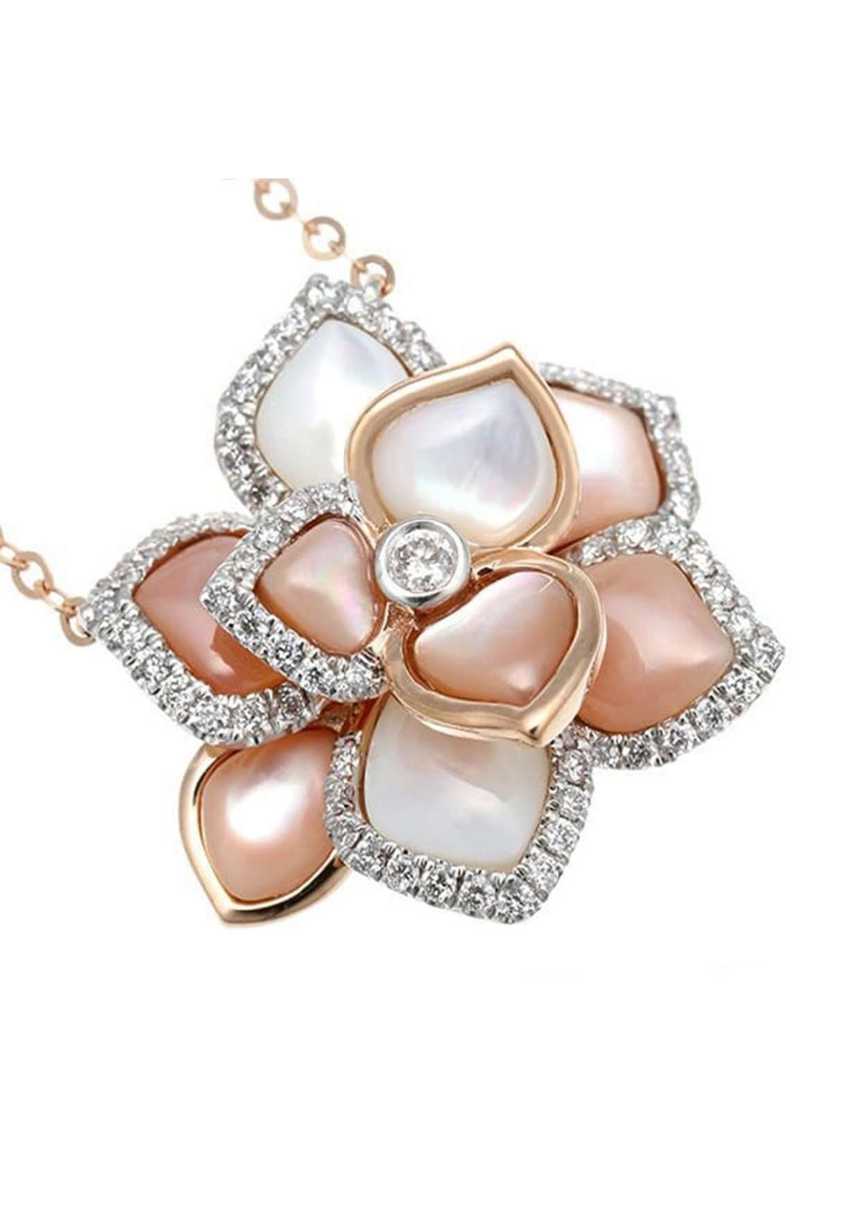 Rehaussez votre collection de bijoux avec ce collier exquis en or rose 18 carats orné de diamants en nacre. Fabriqué à la perfection, ce collier présente une éblouissante coquille de perles blanches ornée de diamants étincelants, créant ainsi une