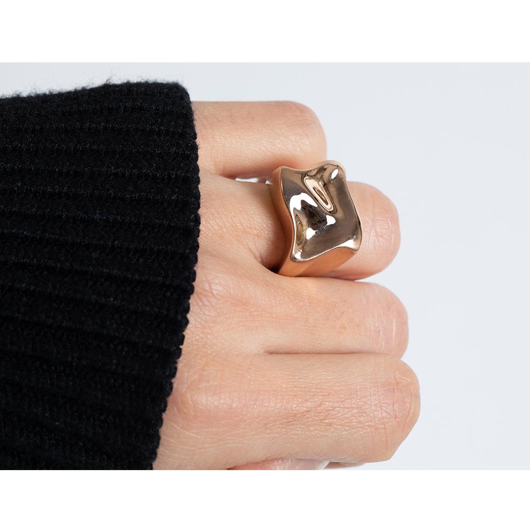 18 K pink gold ring with a wave movement, polished on the top and brushed on the sides.
Ring of character for annular or auricular finger.
Easy to wear and very comfortable, created by Marion Jeantet.

This ring is size 5 3/4 ( or 51), can be