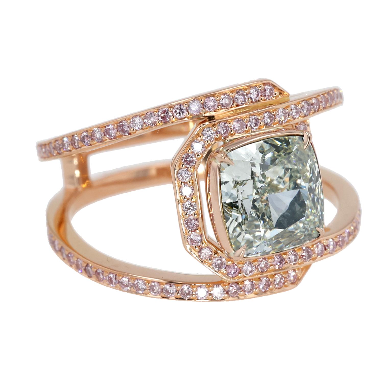 Plongez dans la beauté captivante de cette bague extraordinaire, conçue de main de maître par J. Fine. En son cœur se trouve un magnifique diamant de taille coussin de 2,07 carats de couleur gris clair jaune verdâtre, certifié par le GIA (certificat