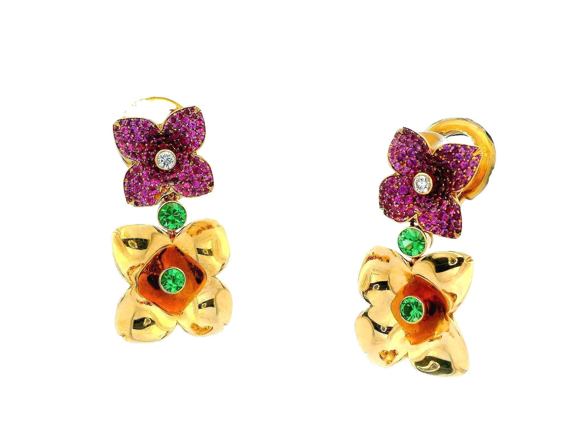 In vendita: Squisiti orecchini disegnati da Georg Hornemann, con splendidi zaffiri rosa e vibranti peridoti, elegantemente realizzati per assomigliare a delicati fiori. Questi orecchini sono una splendida miscela di colori e arte e sono firmati dal