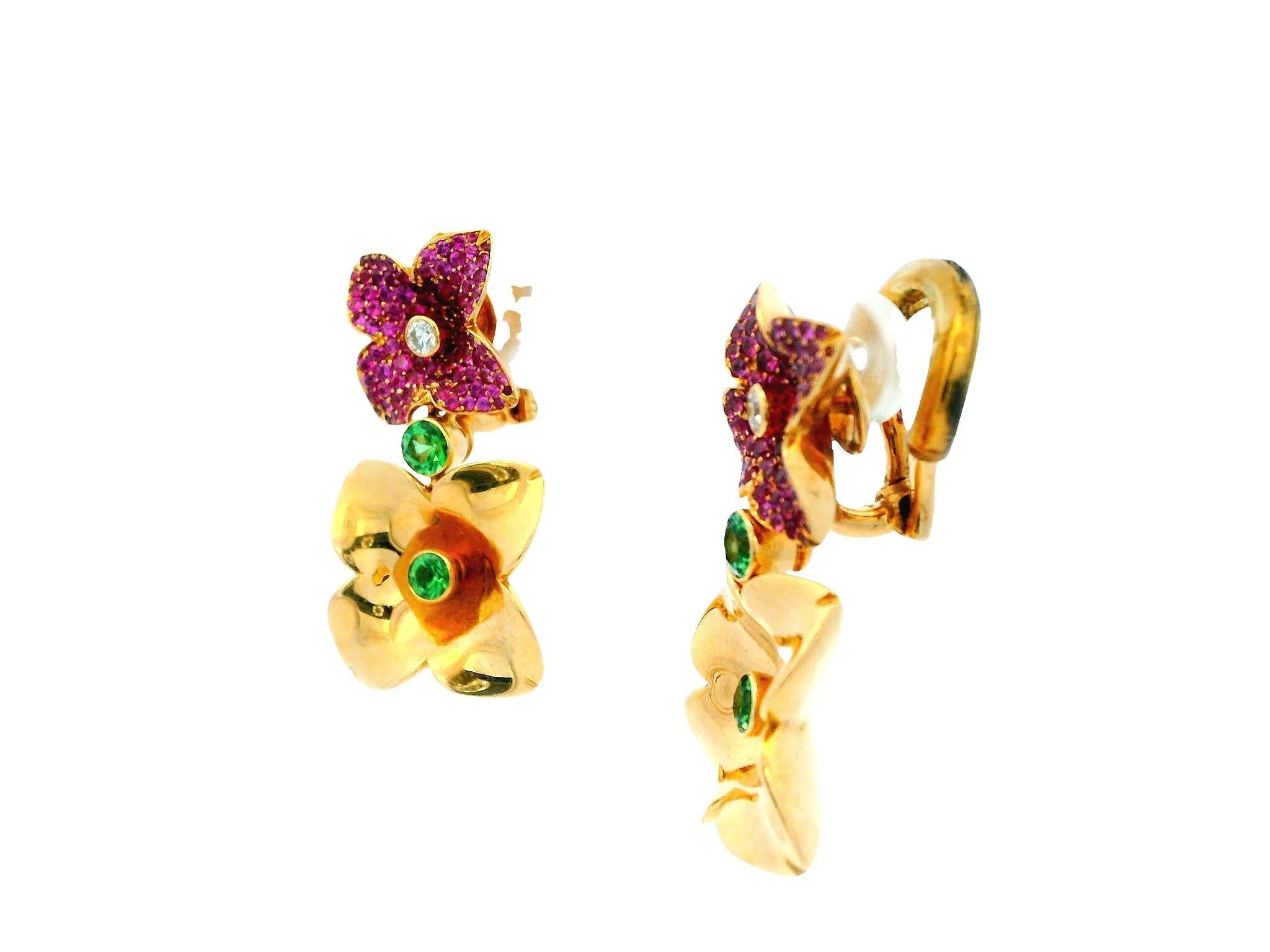 Taglio rotondo Orecchini floreali con zaffiro rosa e peridoto 18k di Georg Hornemann in vendita