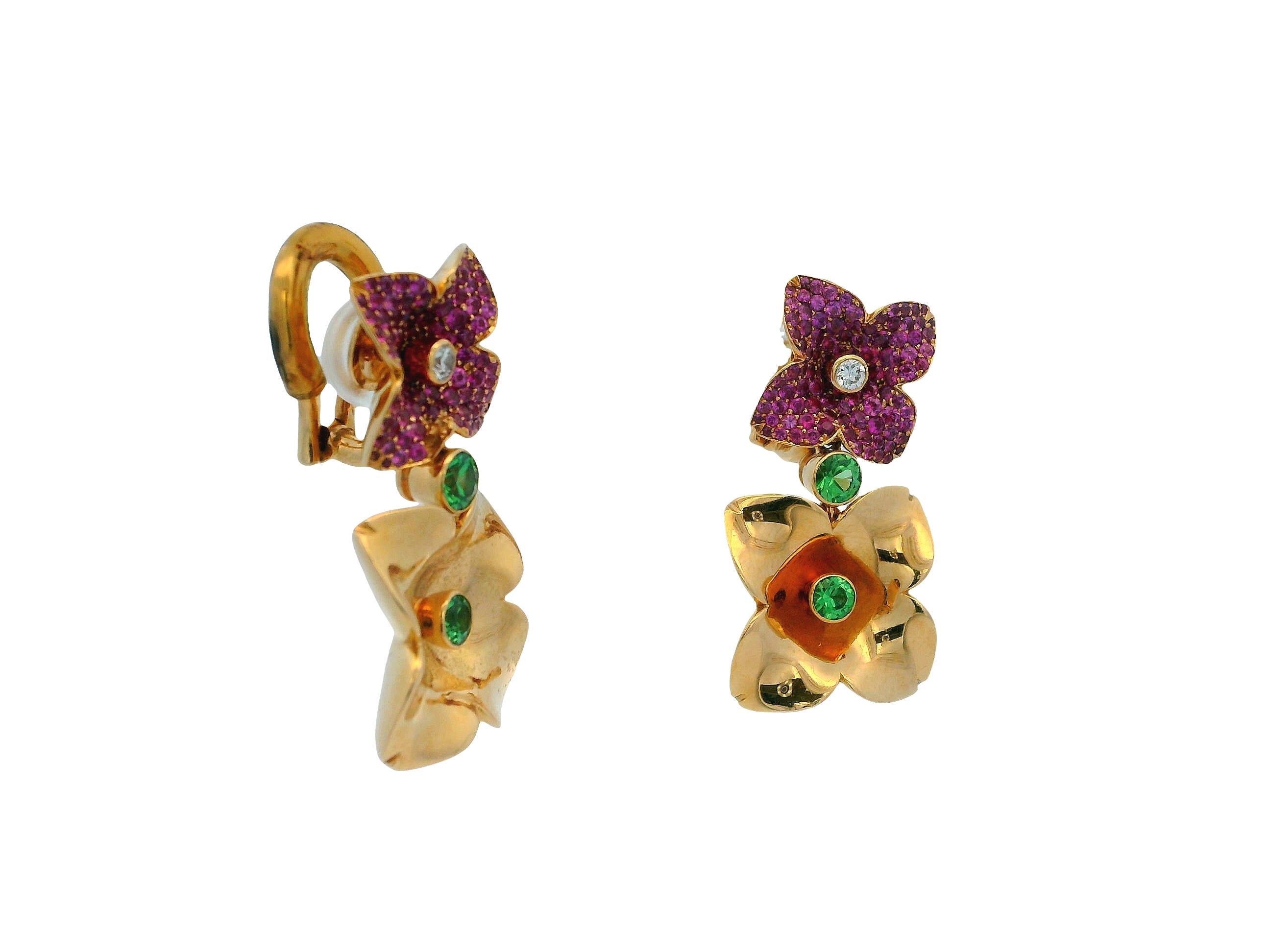 Donna Orecchini floreali con zaffiro rosa e peridoto 18k di Georg Hornemann in vendita