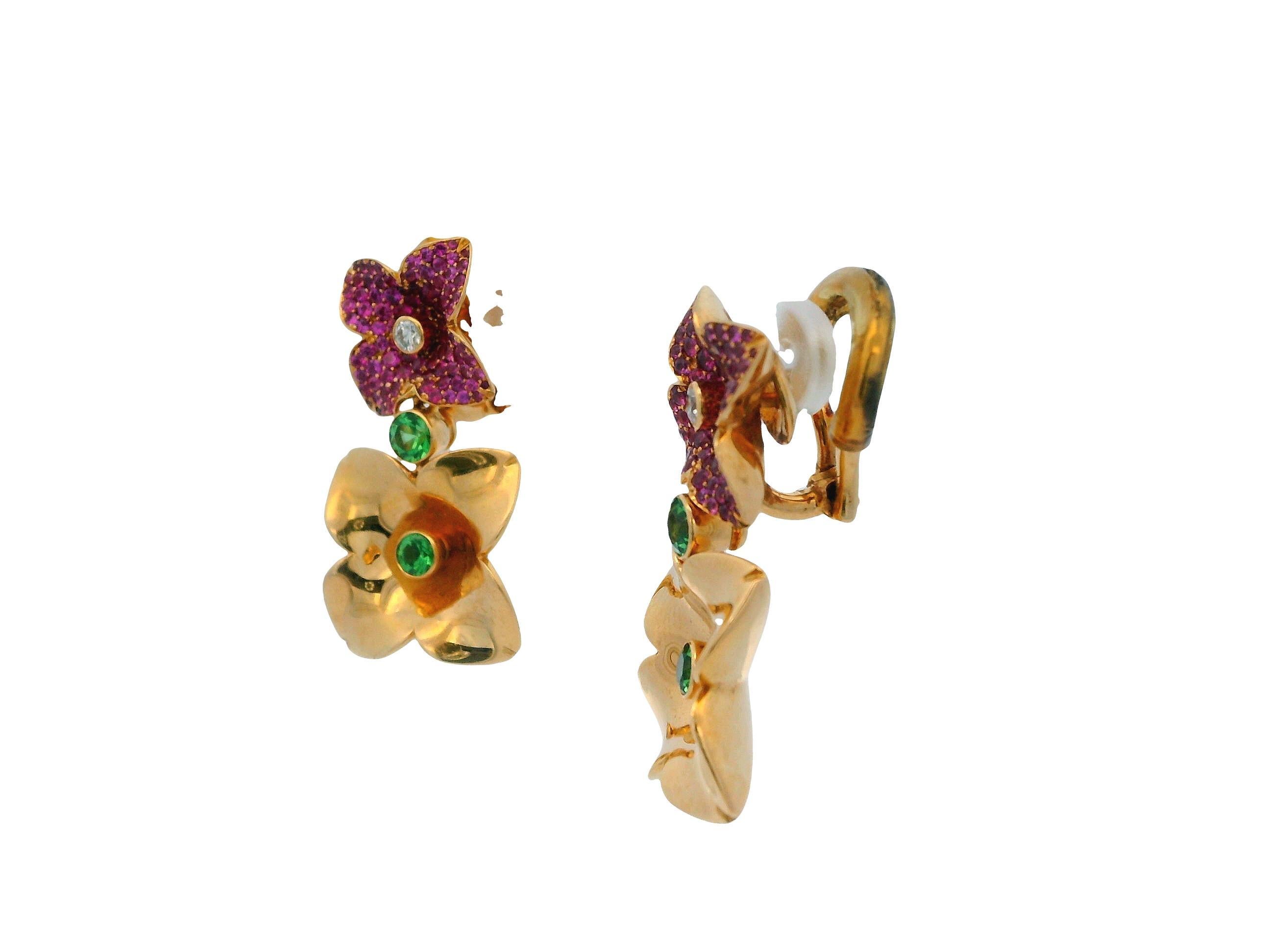 Orecchini floreali con zaffiro rosa e peridoto 18k di Georg Hornemann in vendita 1