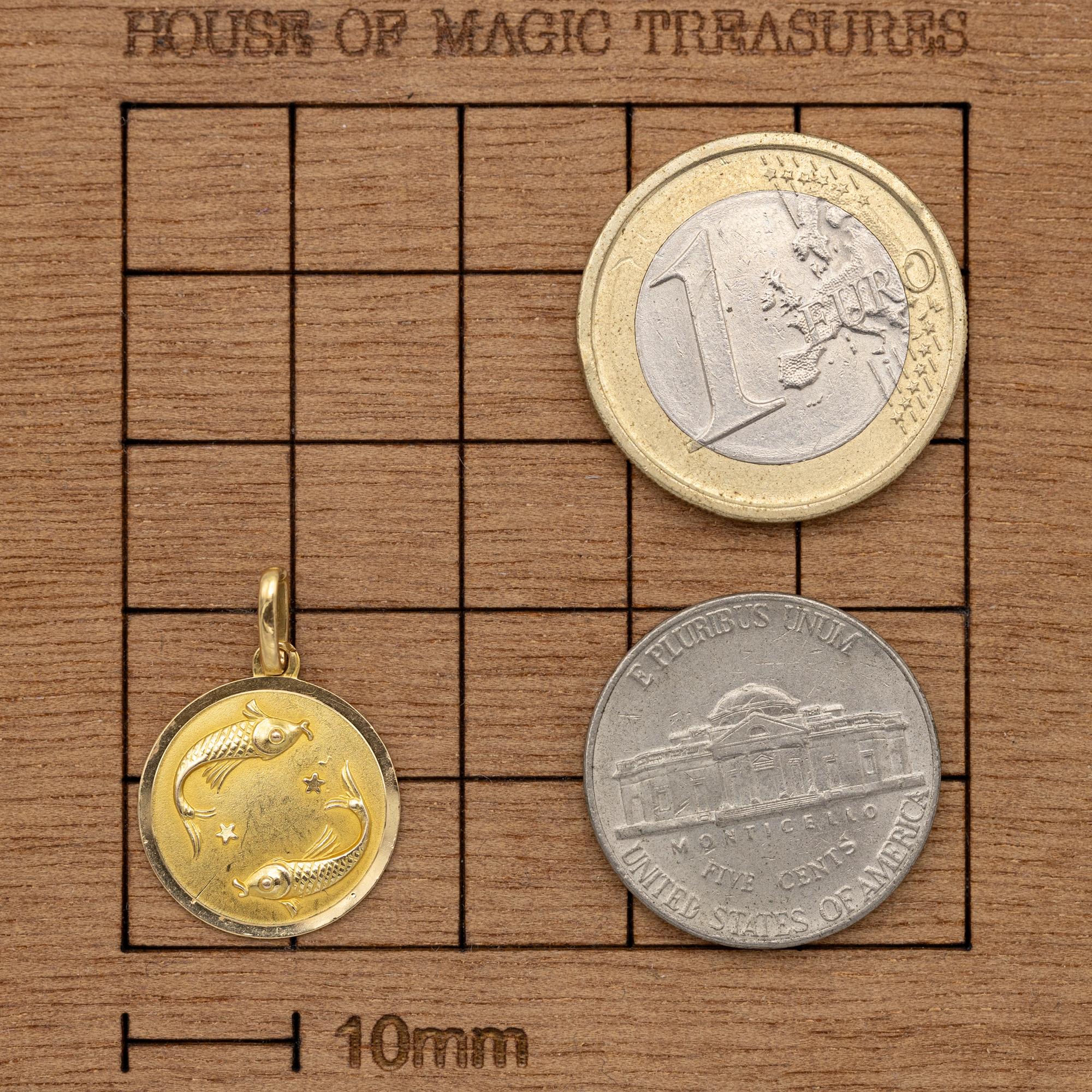 Modern 18K Pisces, Vintage 18 karat zodiac charm pendant - solid yellow gold Star Sign For Sale